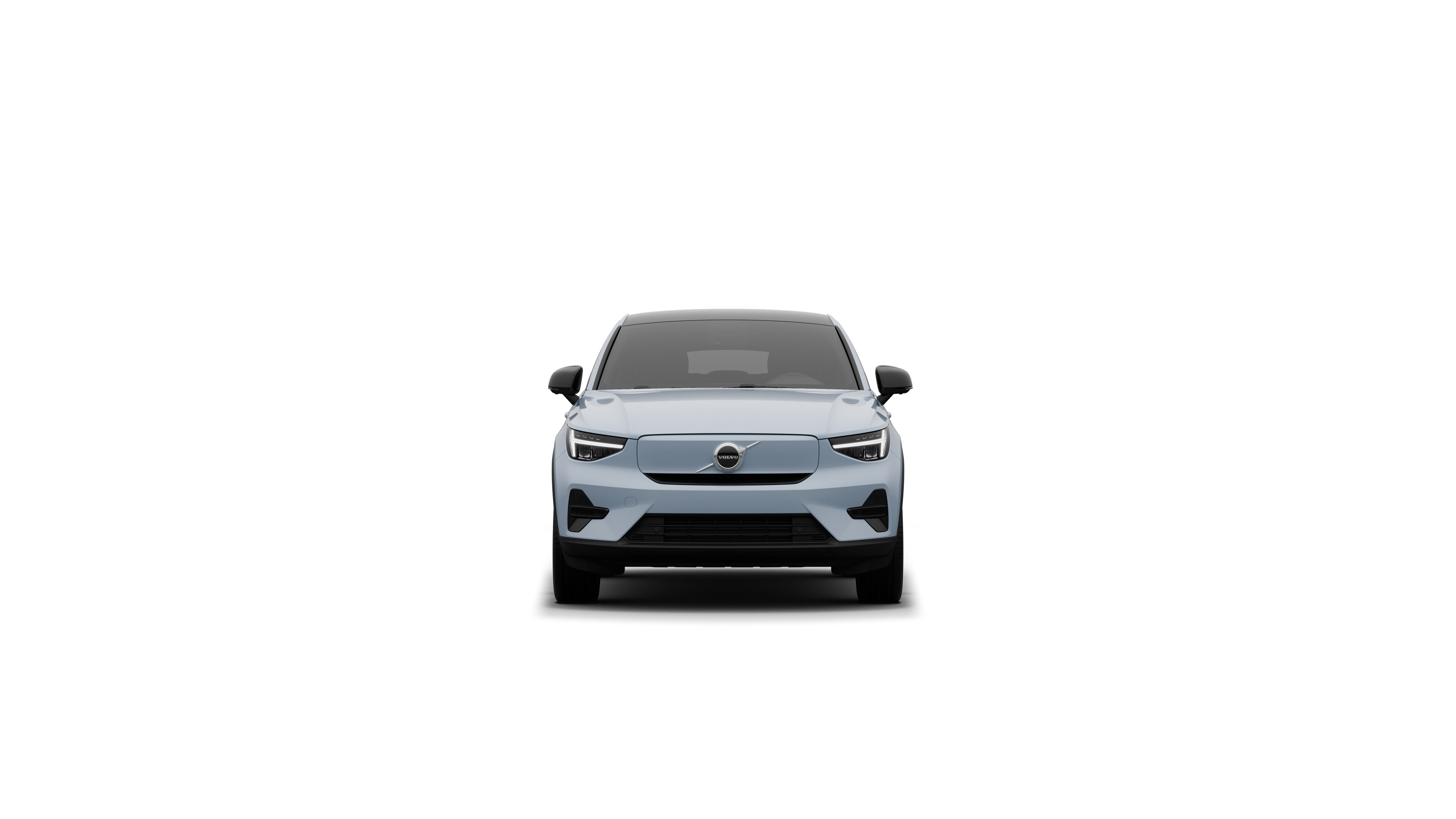 Vue avant d’une voiture Volvo sur un fond de studio uni.