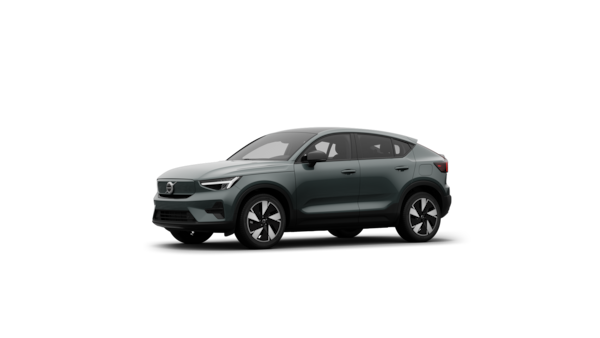 Driekwart aanzicht van de buitenkant van een Volvo in een effen studioachtergrond.