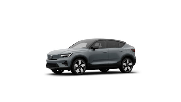 Driekwart aanzicht van de buitenkant van een Volvo in een effen studioachtergrond.