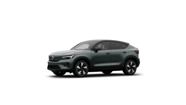 Dreiviertelansicht des Volvo Fahrzeugs in einem schlichten Studiohintergrund.