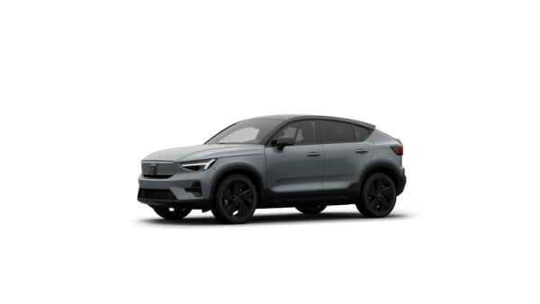 Driekwart aanzicht van de buitenkant van een Volvo in een effen studioachtergrond.