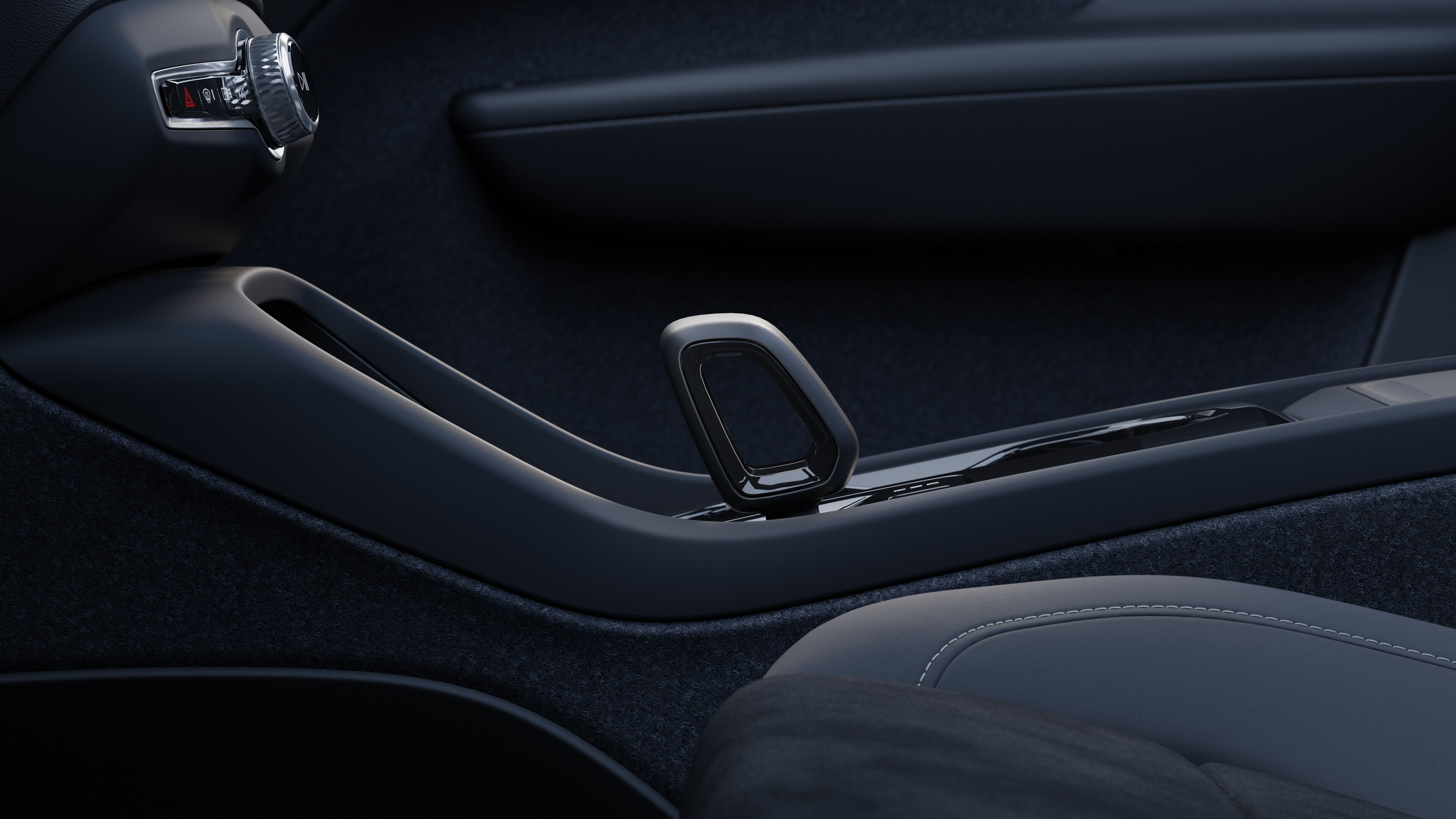 Interior del vehículo Volvo que muestra el salpicadero, el volante y la consola central con pantalla digital en un fondo de carretera abierta.