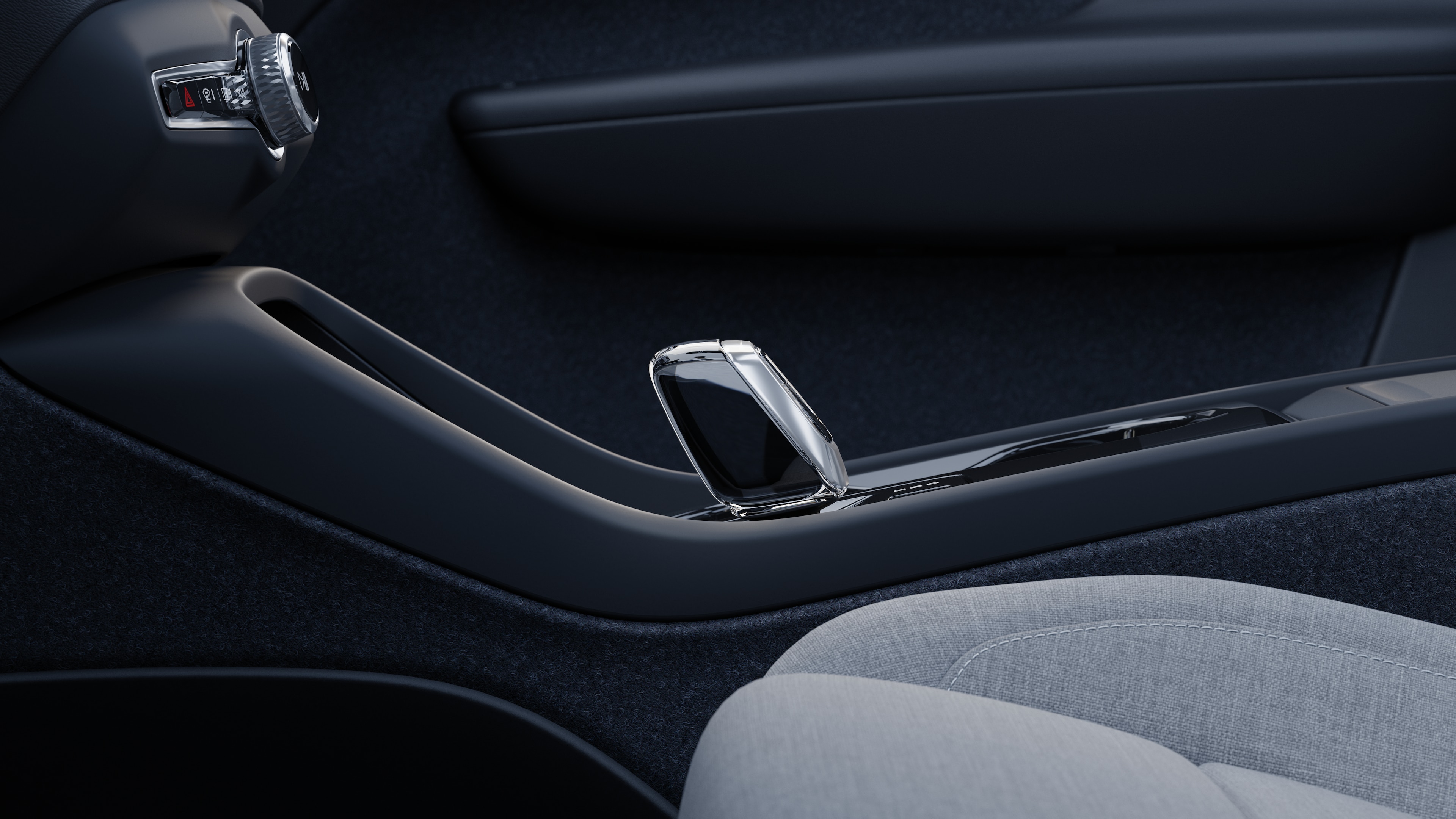 Interior do carro Volvo mostrando painel, volante e console central com display digital em um fundo de estrada aberto.