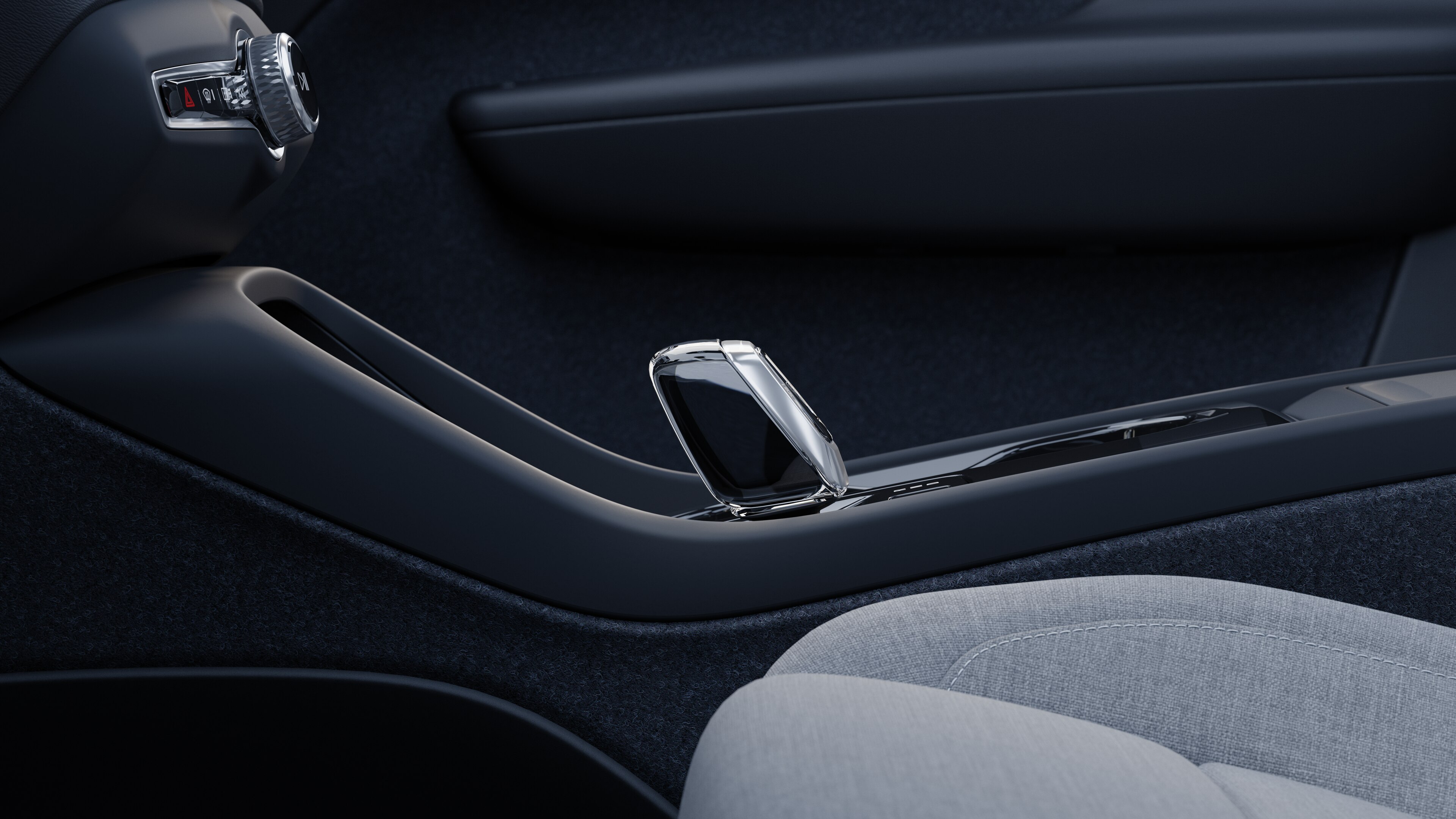 Interior do carro Volvo mostrando painel, volante e console central com display digital em um fundo de estrada aberto.