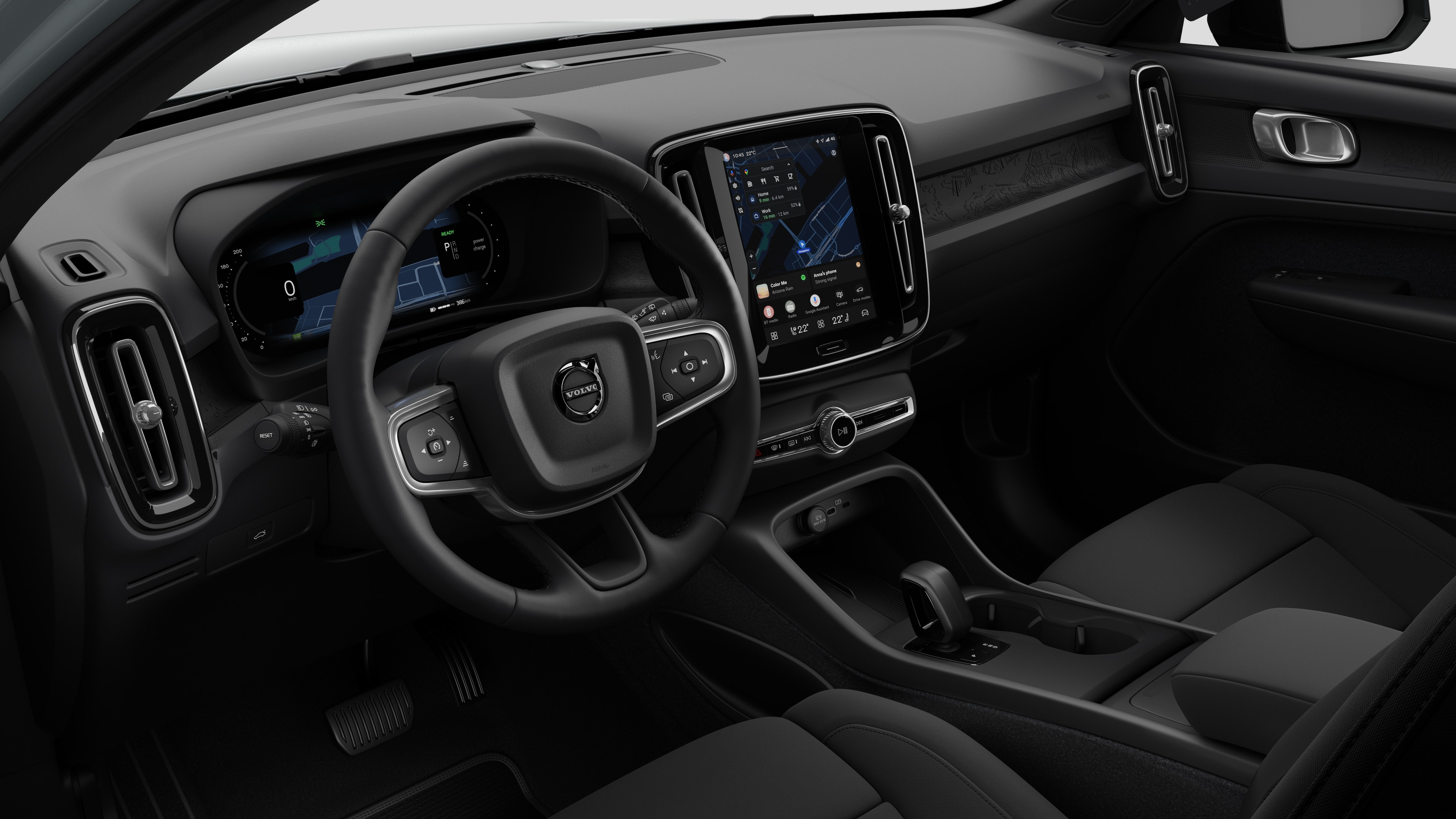 Binnenaanzicht van een Volvo met het dashboard, stuur, middenconsole en digitale display op een effen studioachtergrond.