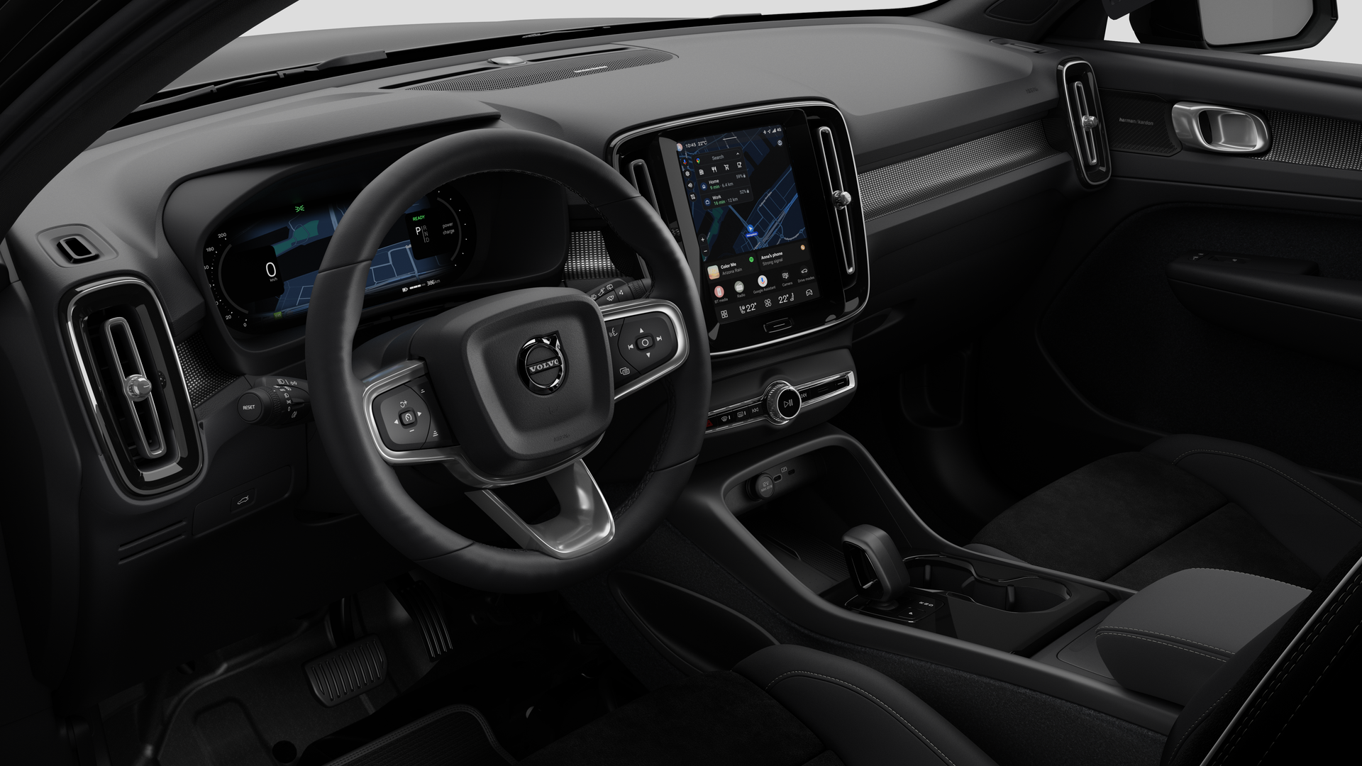 Vue intérieure d’une Volvo montrant le tableau de bord, le volant, la console centrale et l’écran d’affichage numérique sur un fond de studio uni.