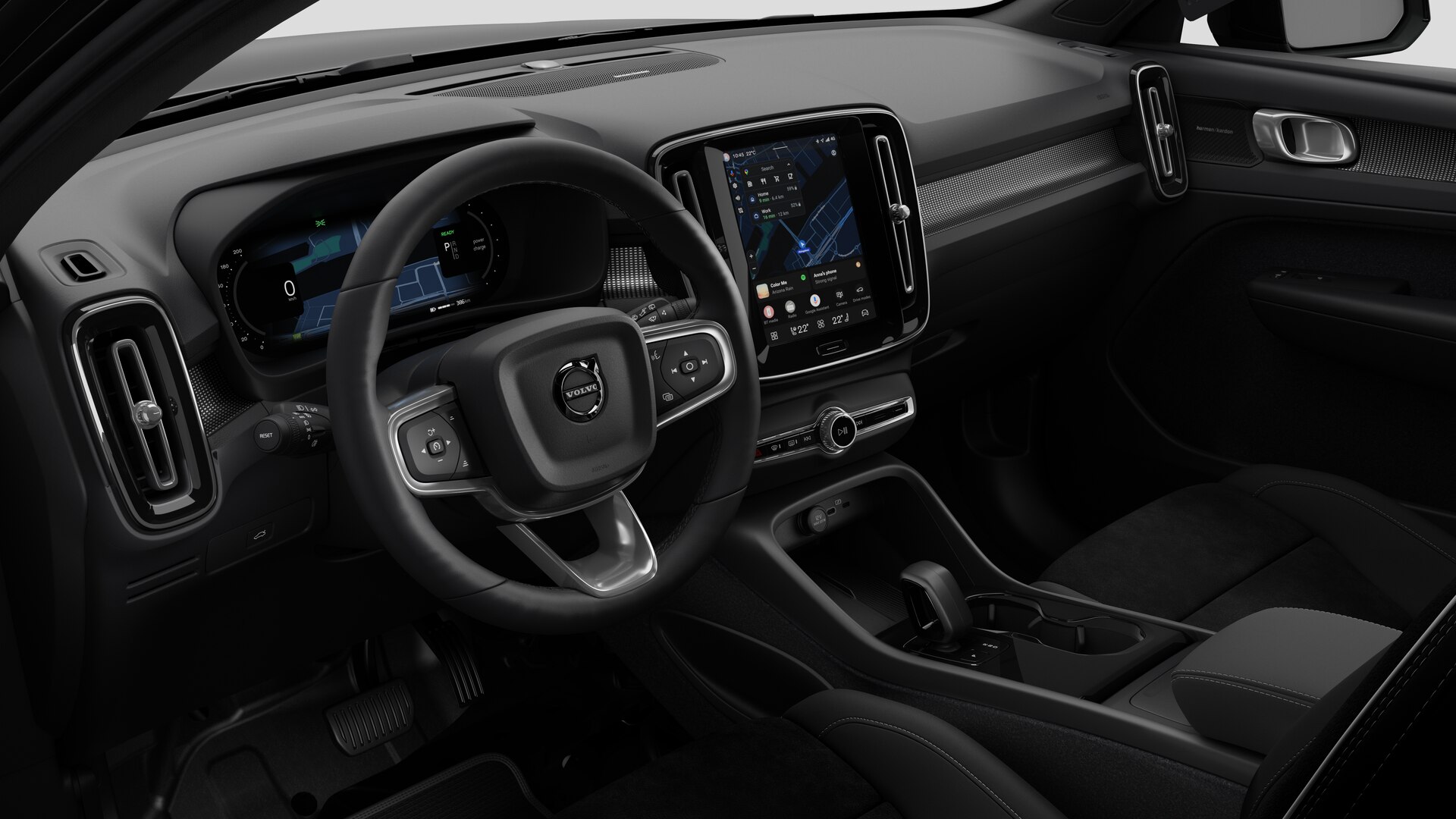 Hình ảnh nội thất của xe Volvo hiển thị bảng điều khiển, vô lăng, bảng điều khiển trung tâm và màn hình hiển thị kỹ thuật số trong nền studio đơn giản.