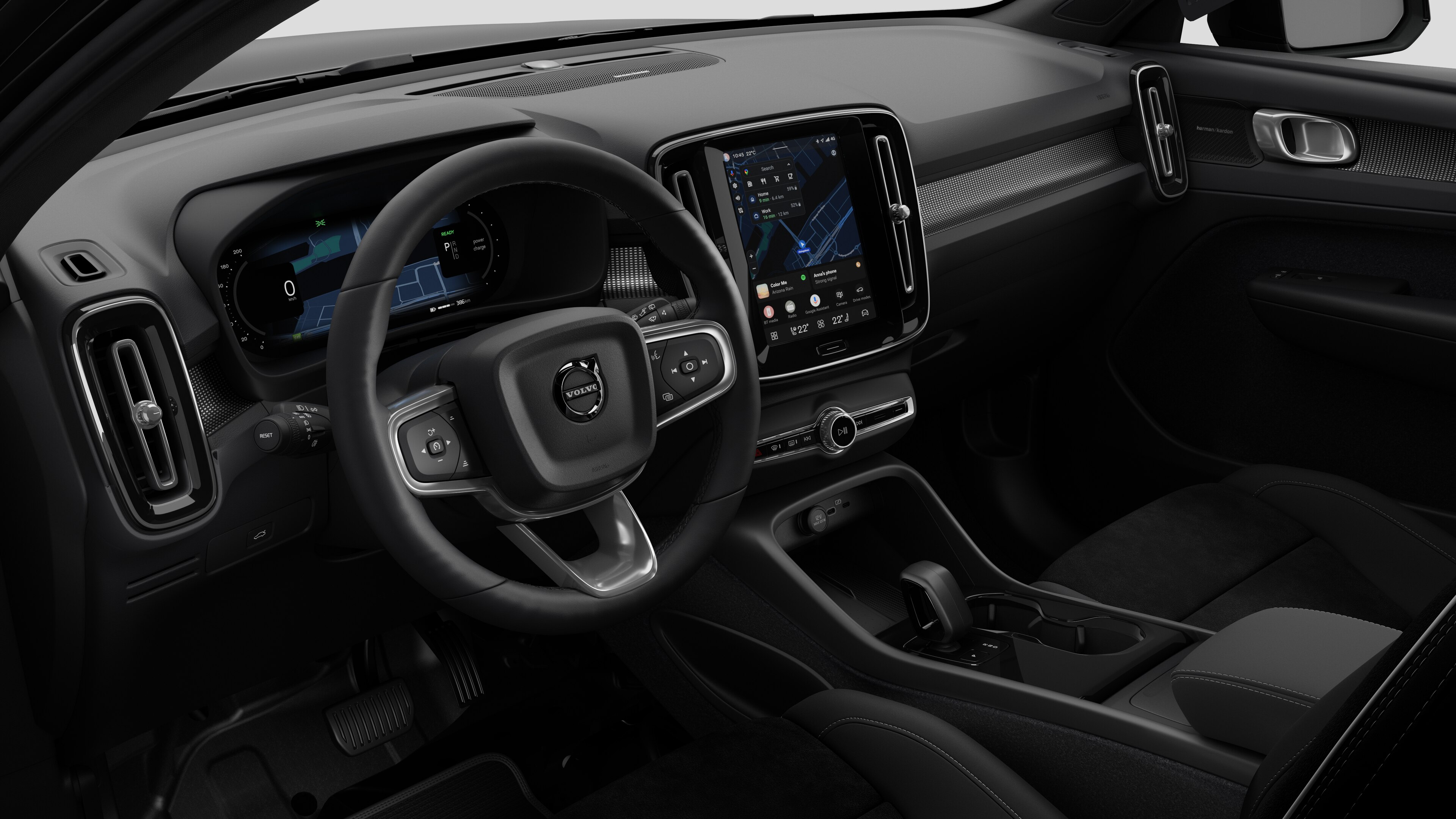 Hình ảnh nội thất của xe Volvo hiển thị bảng điều khiển, vô lăng, bảng điều khiển trung tâm và màn hình hiển thị kỹ thuật số trong nền studio đơn giản.