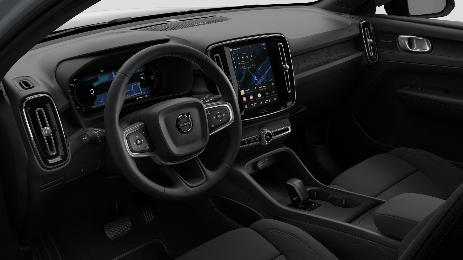 Vue intérieure d’une Volvo montrant le tableau de bord, le volant, la console centrale et l’écran d’affichage numérique dans un fond de studio uni.