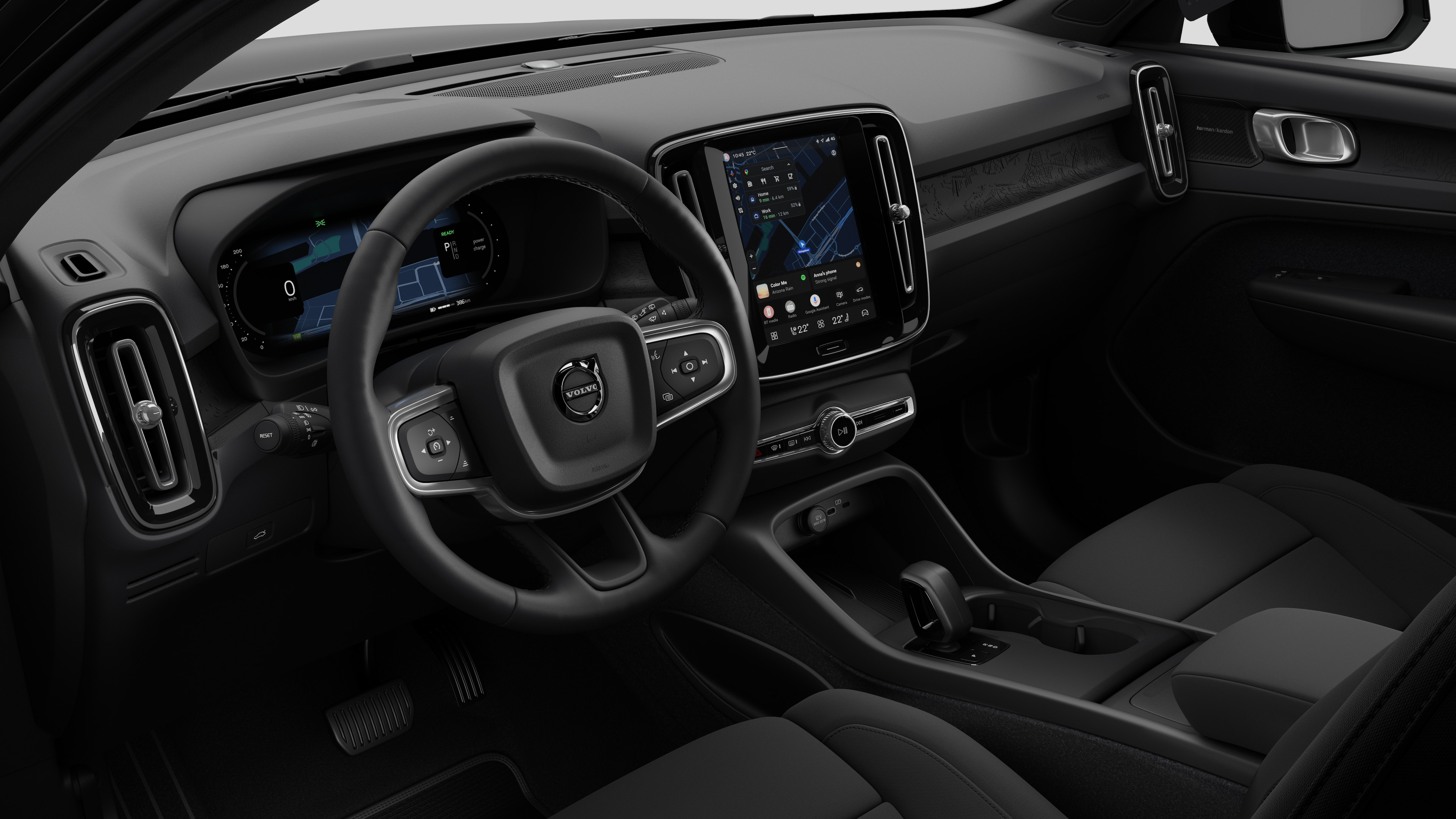 Pohled do interiéru vozu Volvo s palubní deskou, volantem, středovou konzolou a digitálním displejem na pozadí studia.