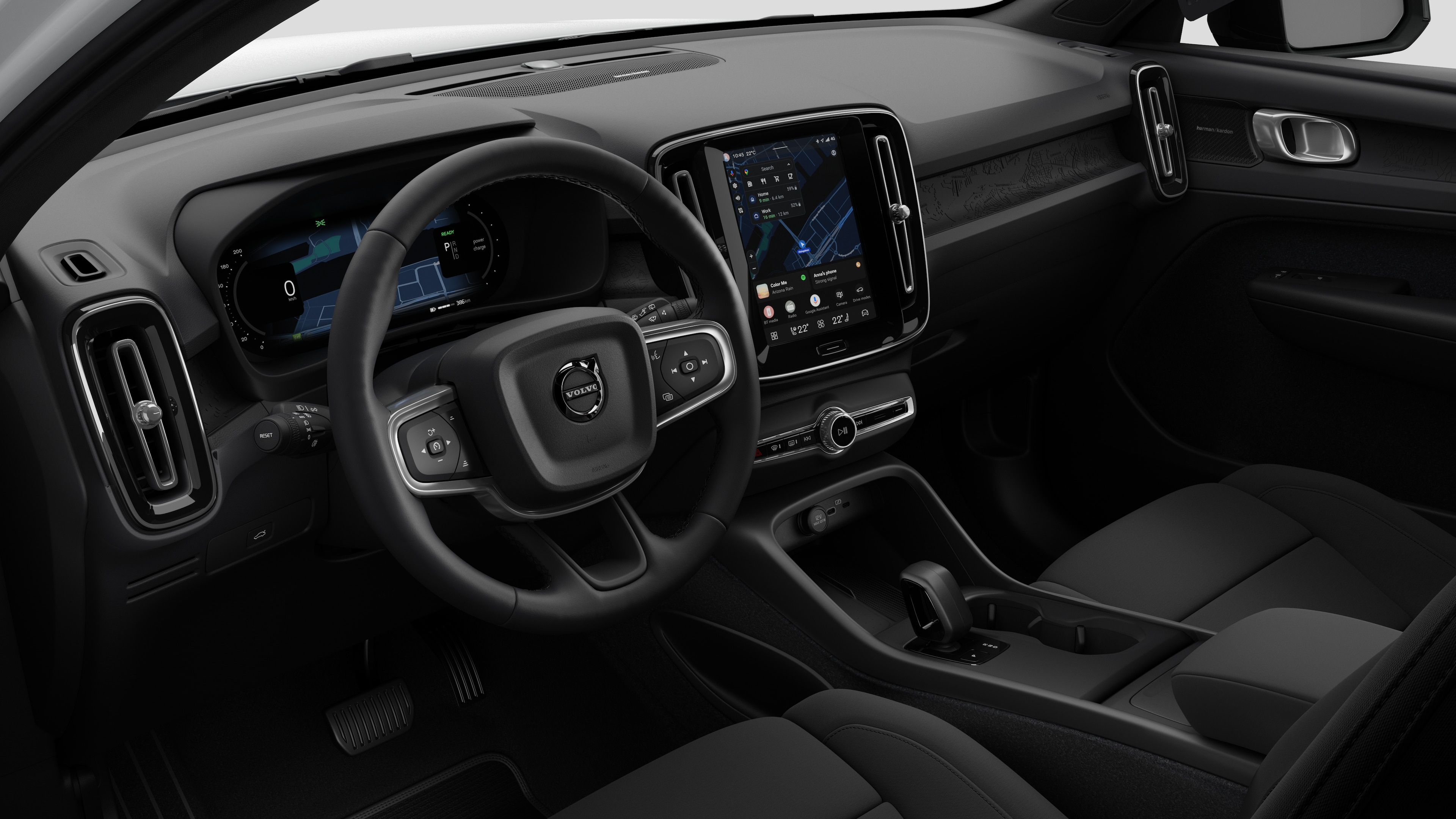 Innenansicht eines Volvo mit Armaturenbrett, Lenkrad, Mittelkonsole und digitalem Bildschirm in einem schlichten Studiohintergrund.