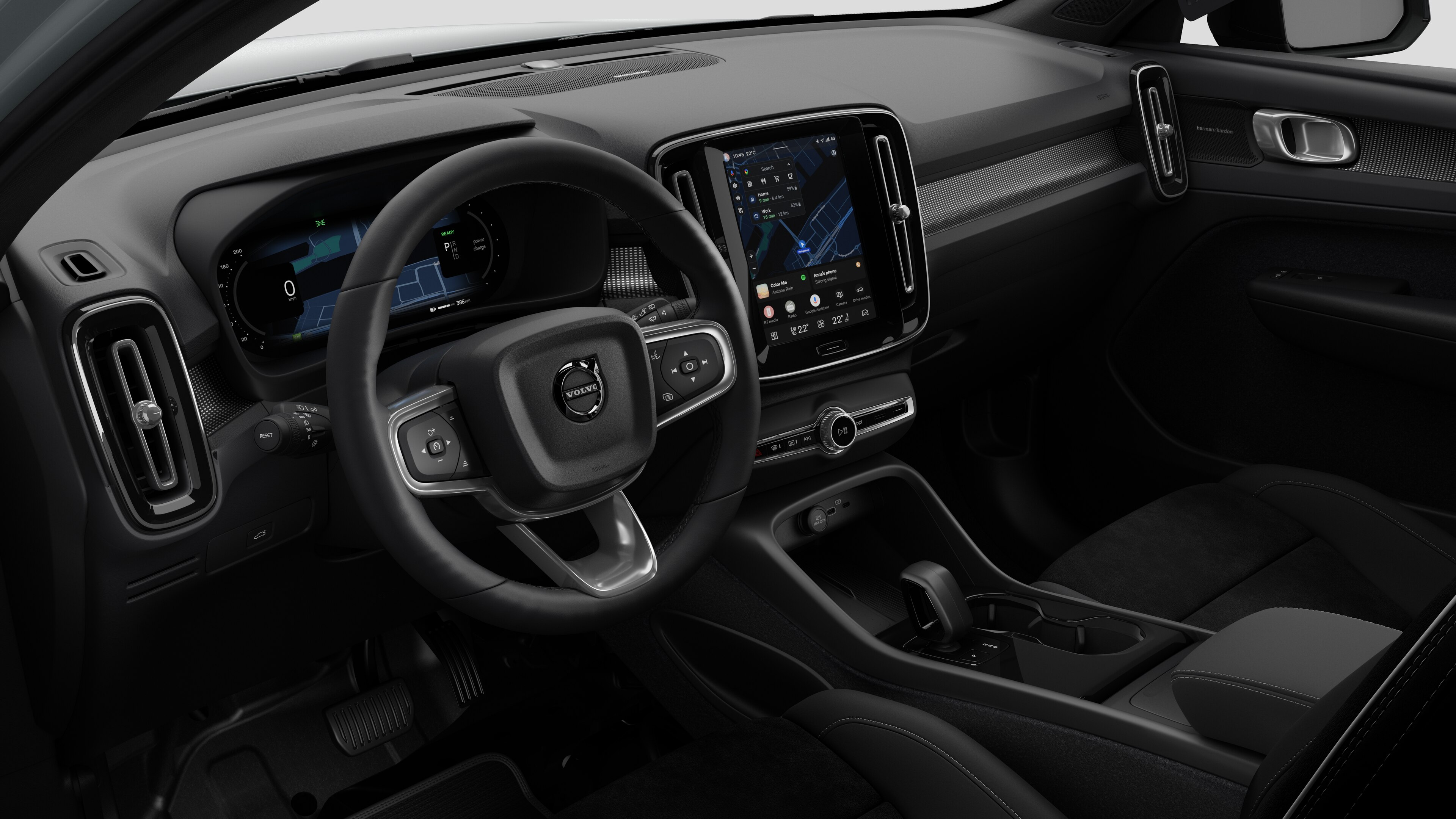 Binnenaanzicht van een Volvo met het dashboard, stuur, middenconsole en digitale display op een effen studioachtergrond.