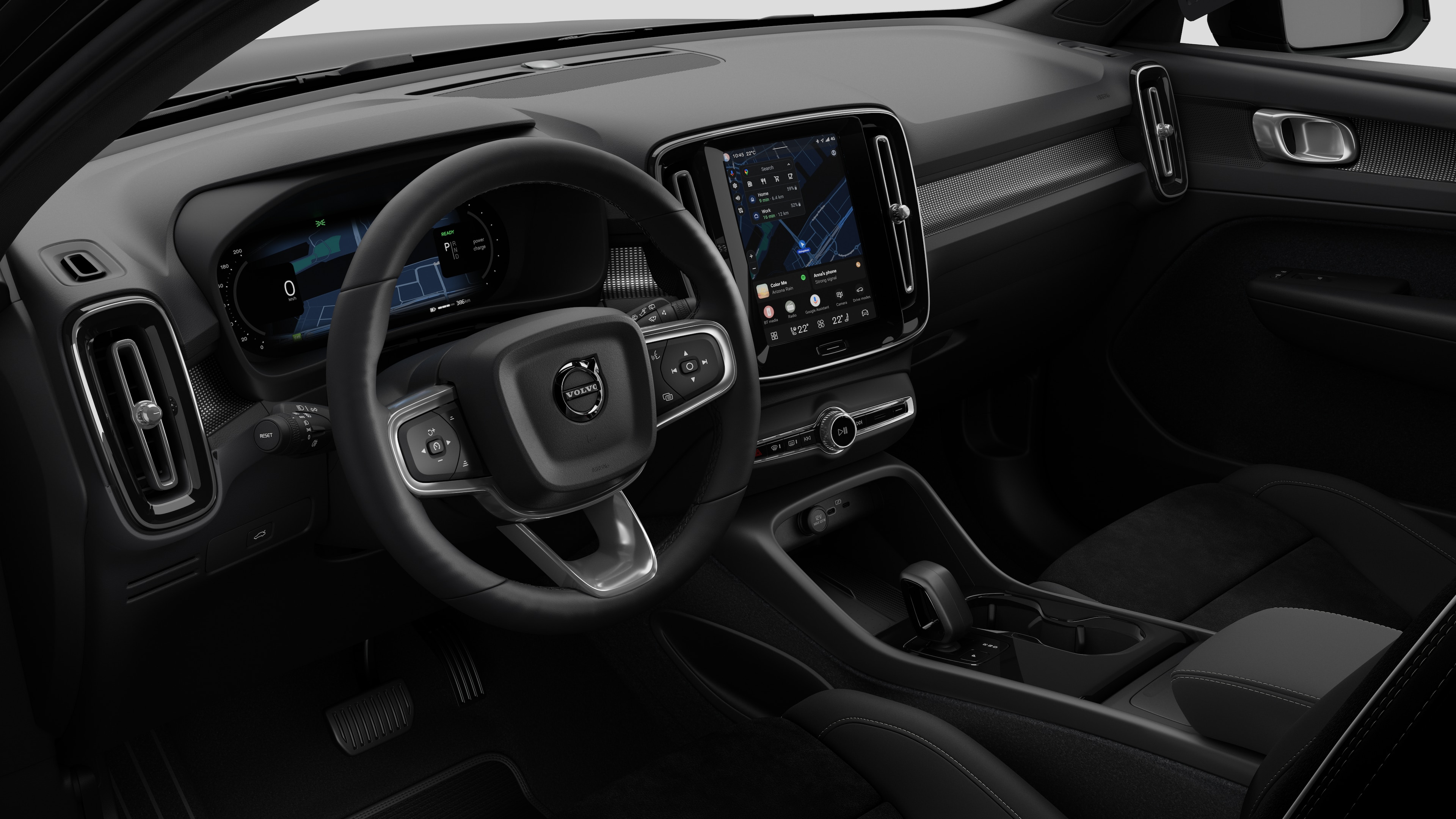 Vista interior de un vehículo Volvo que muestra el salpicadero, el volante, la consola central y la pantalla de visualización digital en un fondo de estudio liso.