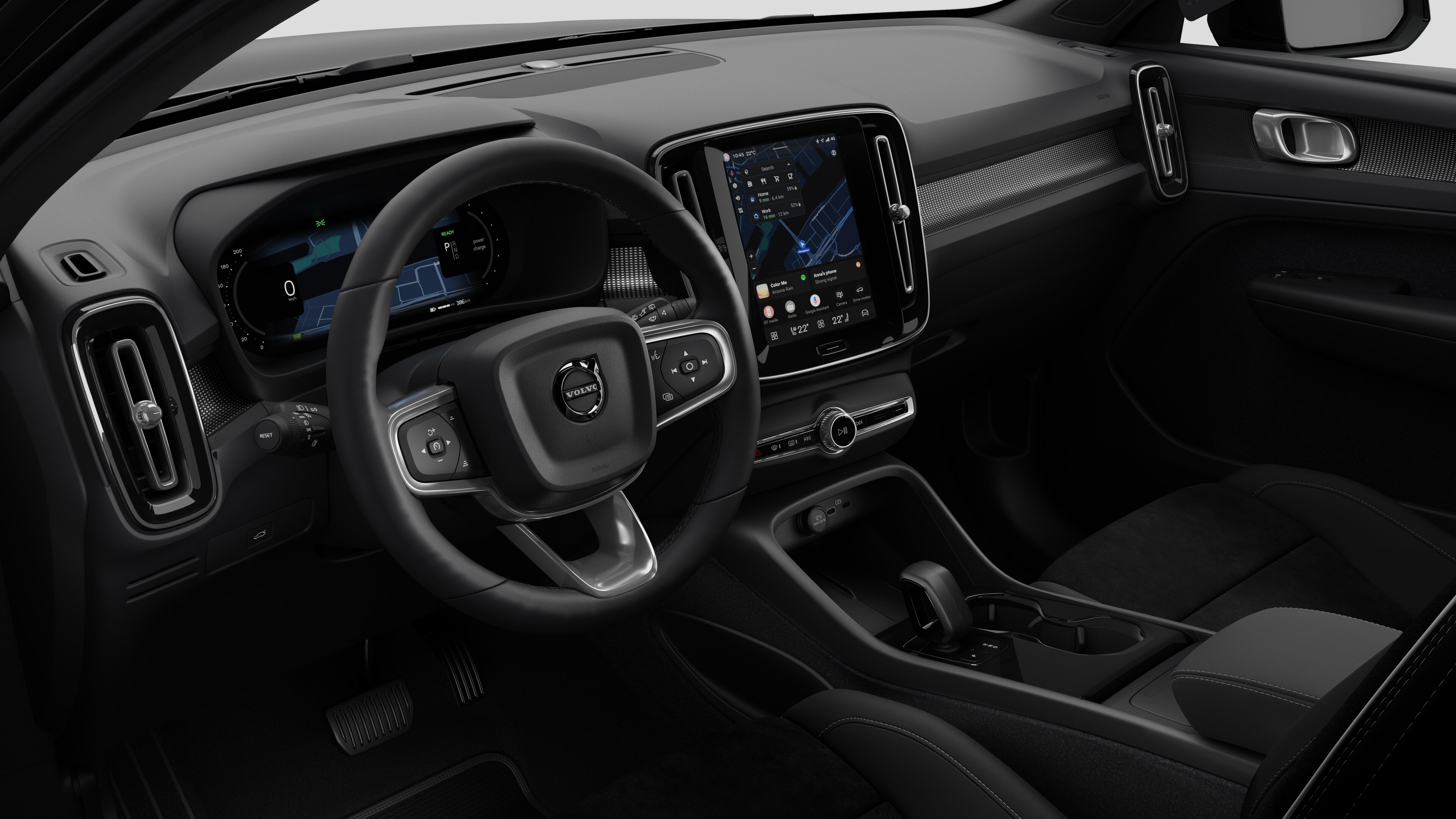 Vista interior de un vehículo Volvo que muestra el salpicadero, el volante, la consola central y la pantalla de visualización digital en un fondo de estudio liso.