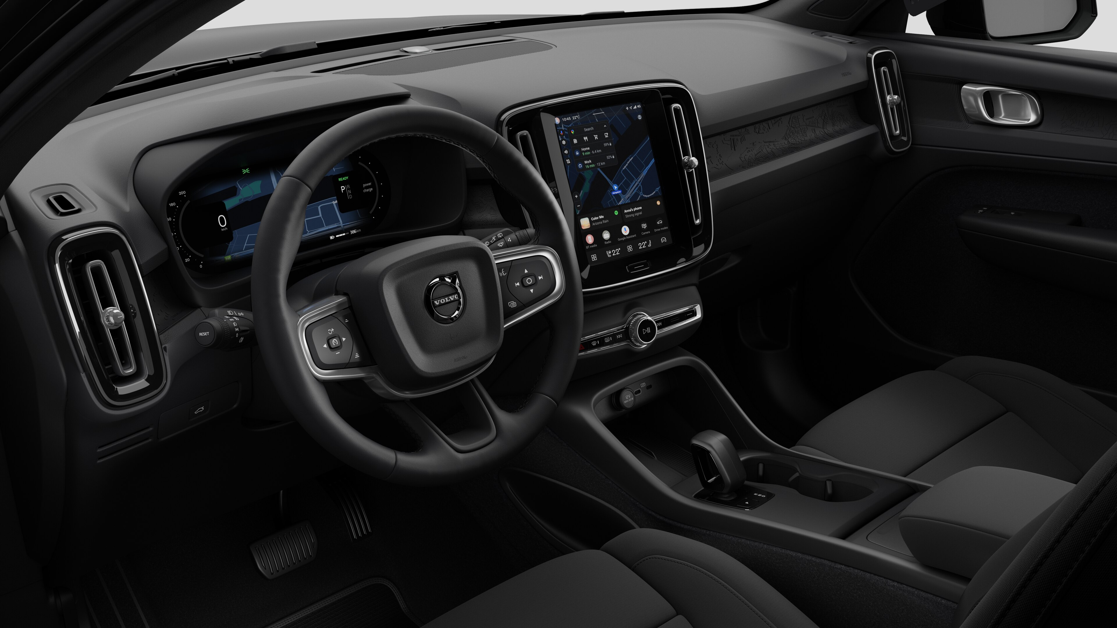 Sisäkuva Volvo -autosta, jossa näkyy kojelauta, ohjauspyörä, keskikonsoli ja digitaalinen näyttö tavallisella studiotaustalla.