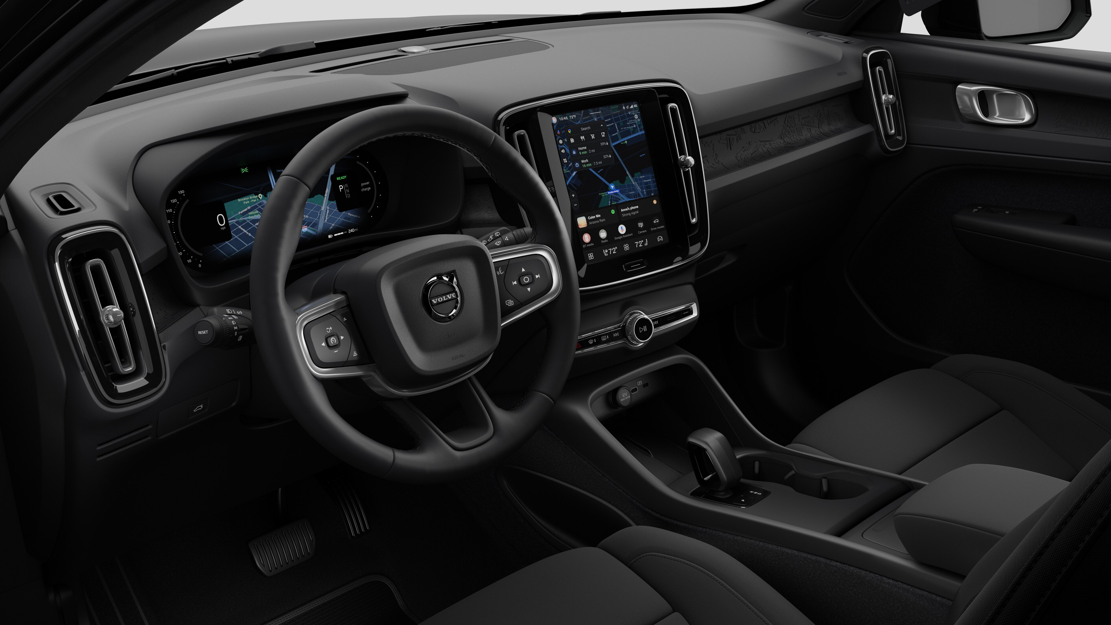 Vista interior de un vehículo Volvo que muestra el salpicadero, el volante, la consola central y la pantalla de visualización digital en un fondo de estudio liso.