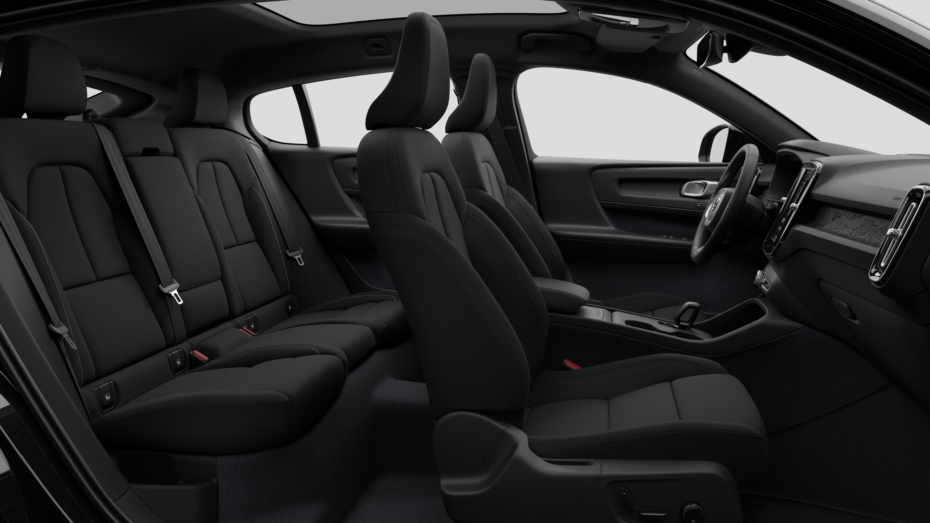 Volvo-bilens interiør set fra siden med forsæder, passagersæder bagi, rat, instrumentbræt og midterkonsol mod almindelig studiebaggrund.