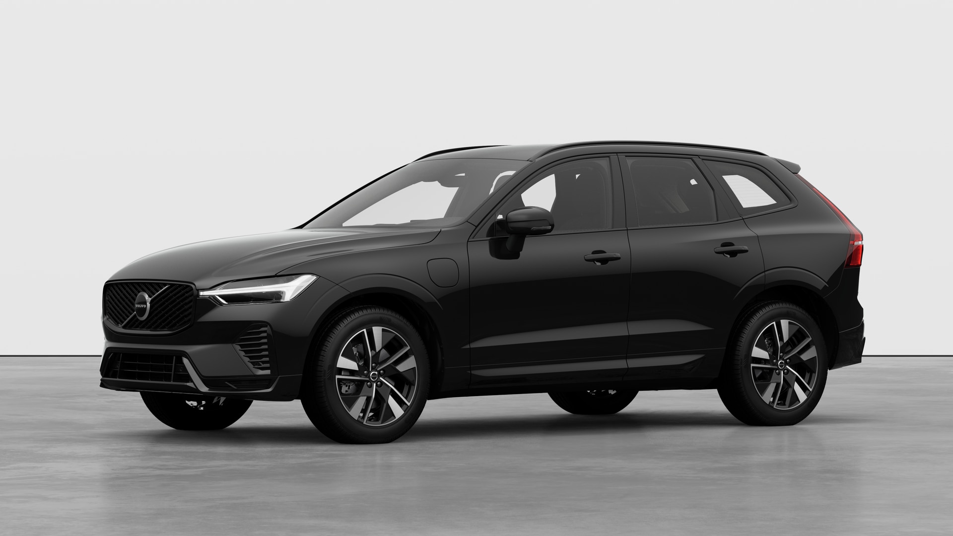 Extérieur d’une Volvo vue de trois quarts, arrière-plan uni d’un studio.