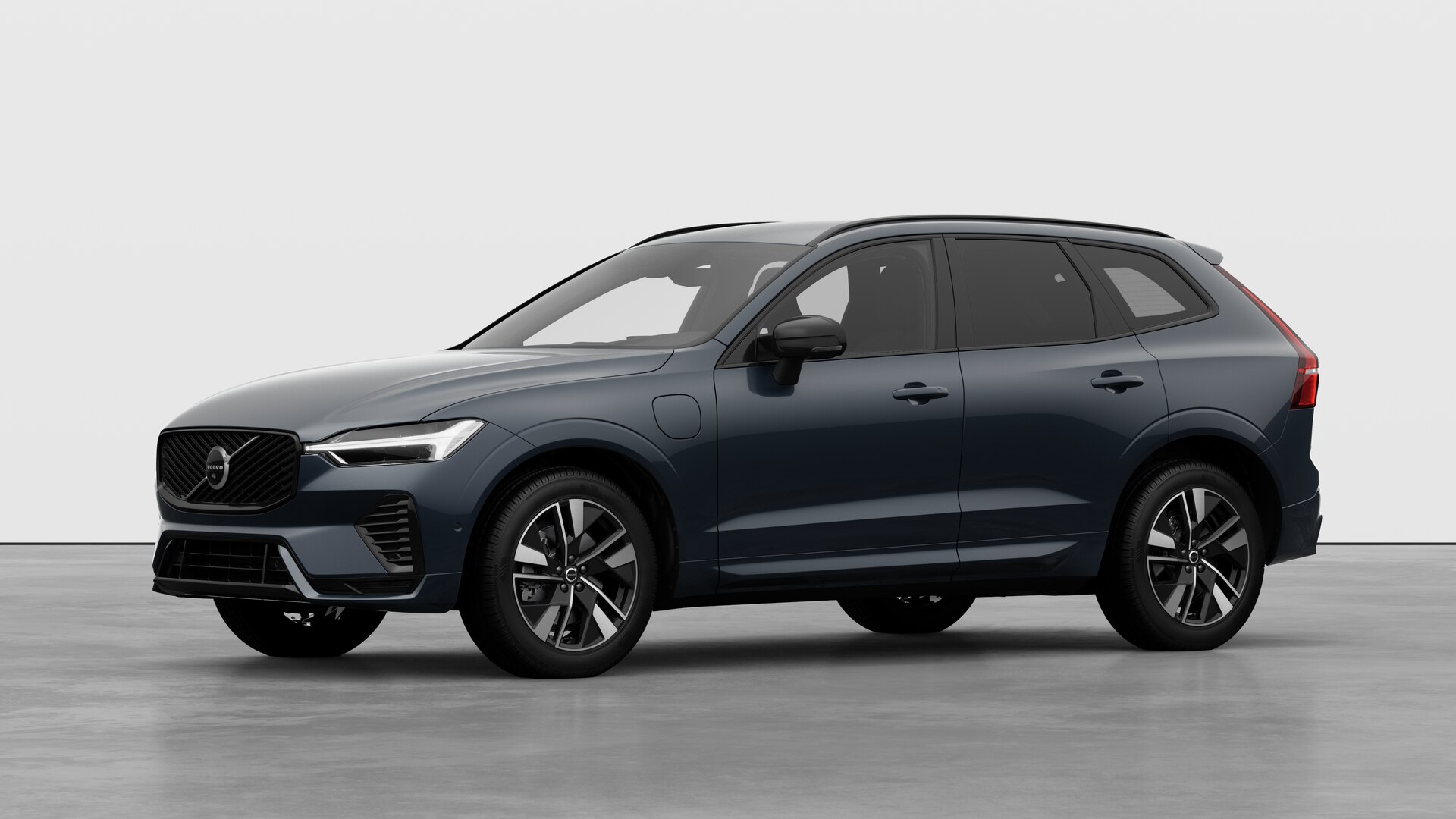 Extérieur d’une Volvo vue de trois quarts, arrière-plan uni d’un studio.