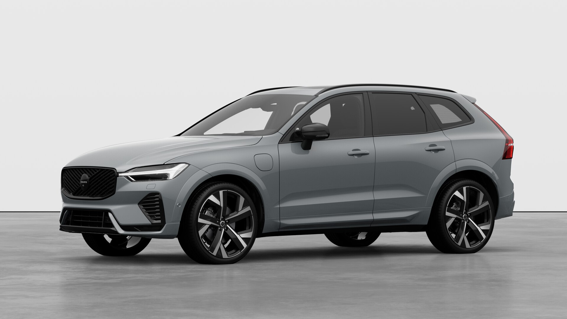 Extérieur d’une Volvo vue de trois quarts, arrière-plan uni d’un studio.