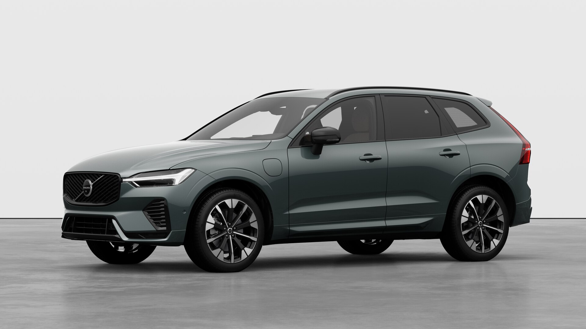 Extérieur d’une Volvo vue de trois quarts, arrière-plan uni d’un studio.