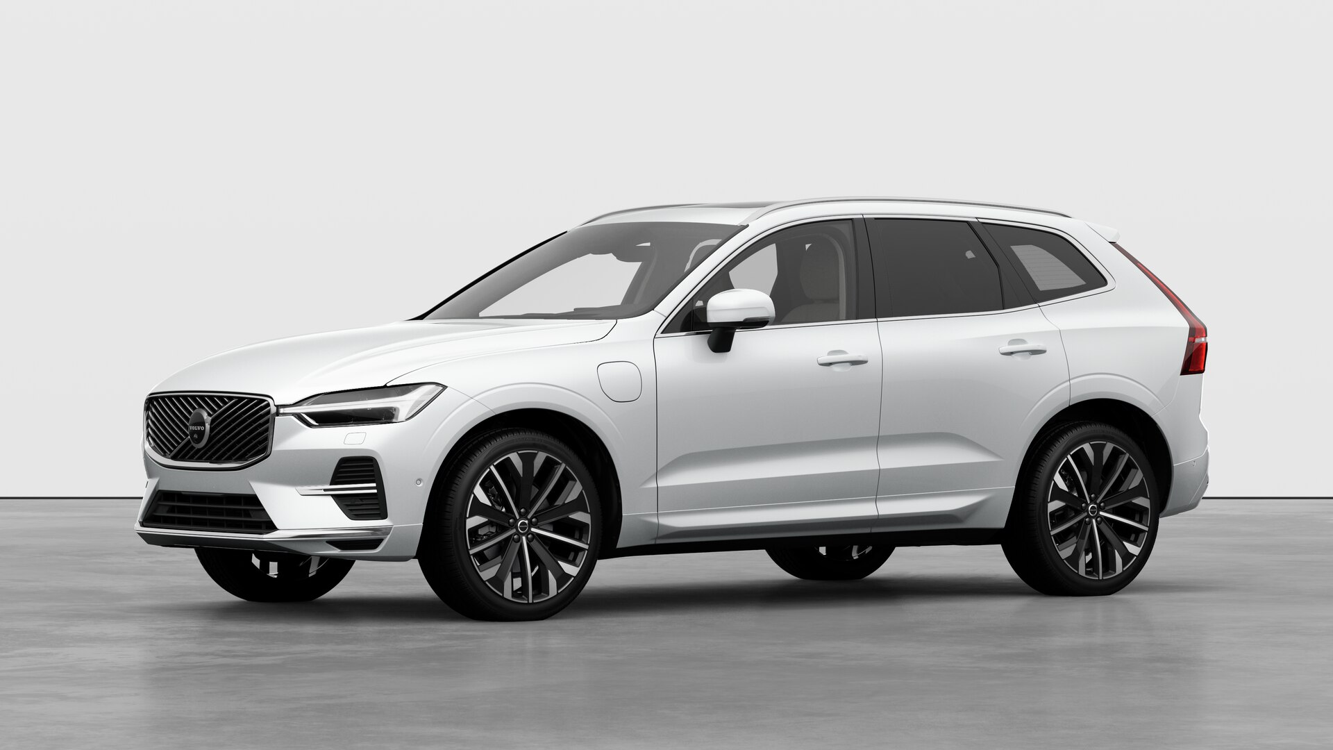 Extérieur d’une Volvo vue de trois quarts, arrière-plan uni d’un studio.