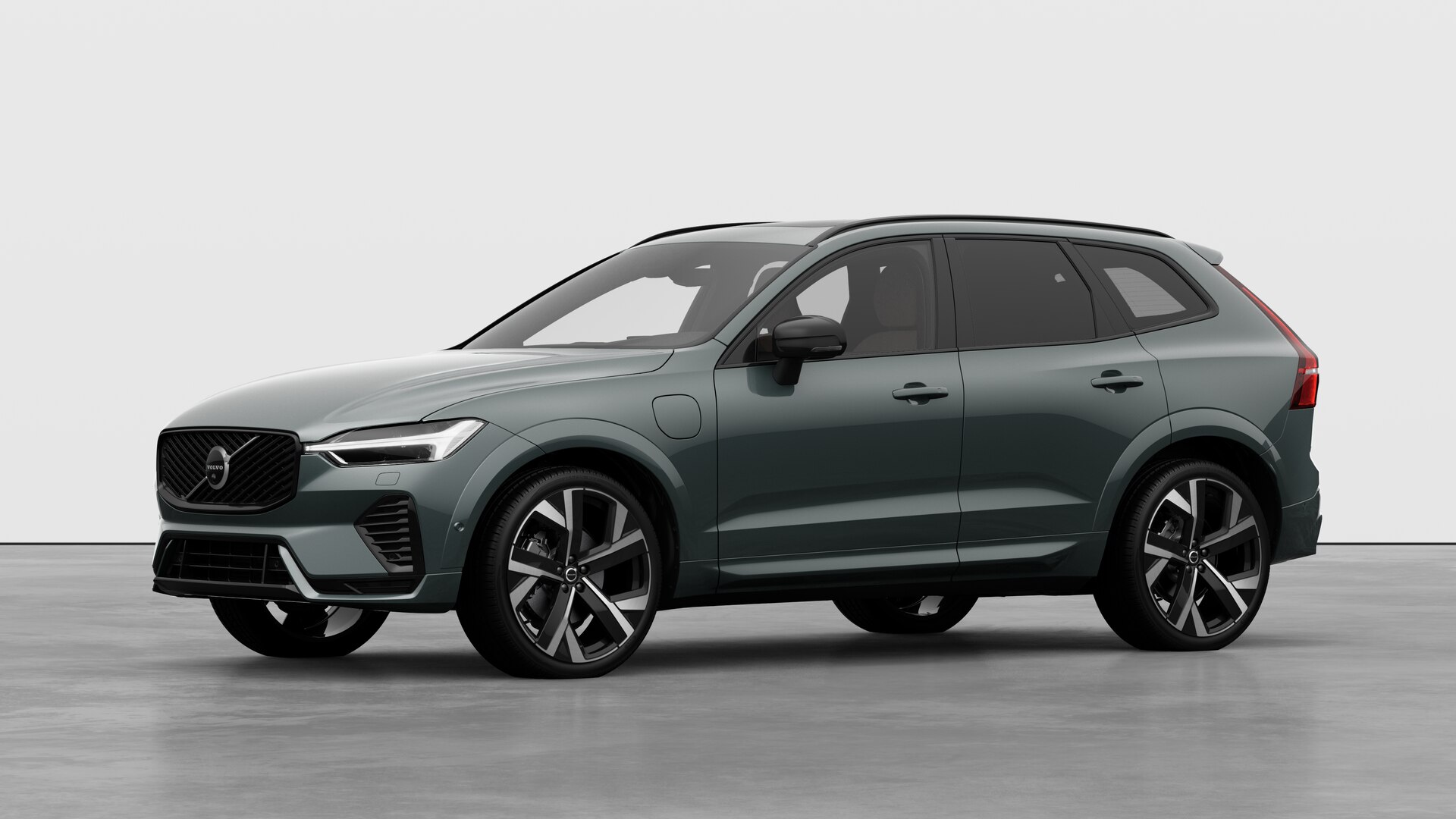 Extérieur d’une Volvo vue de trois quarts, arrière-plan uni d’un studio.
