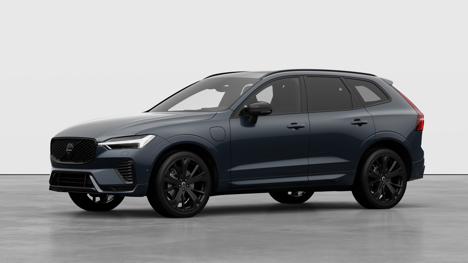 Extérieur d’une Volvo vue de trois quarts, arrière-plan uni d’un studio.