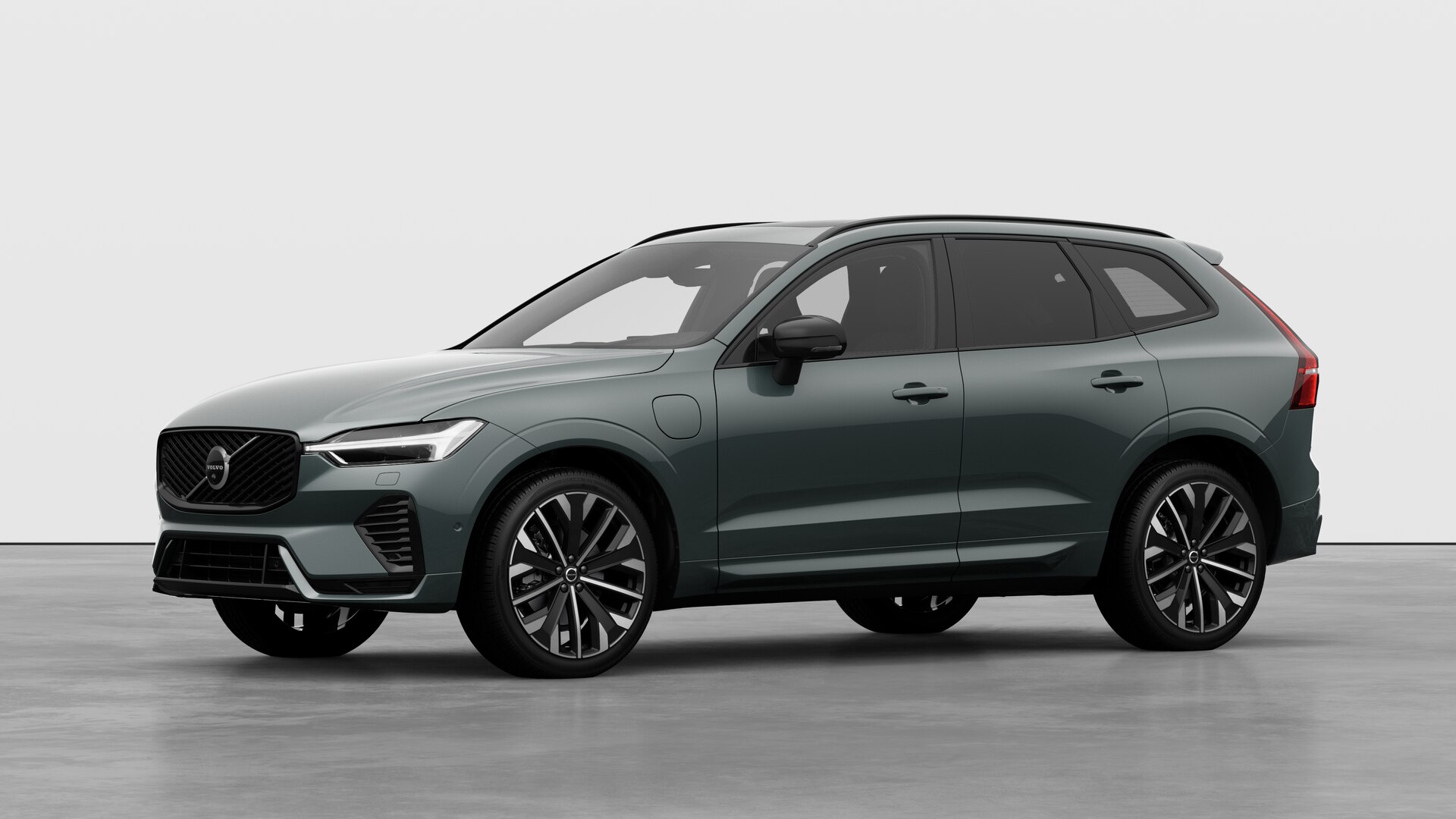 Extérieur d’une Volvo vue de trois quarts, arrière-plan uni d’un studio.