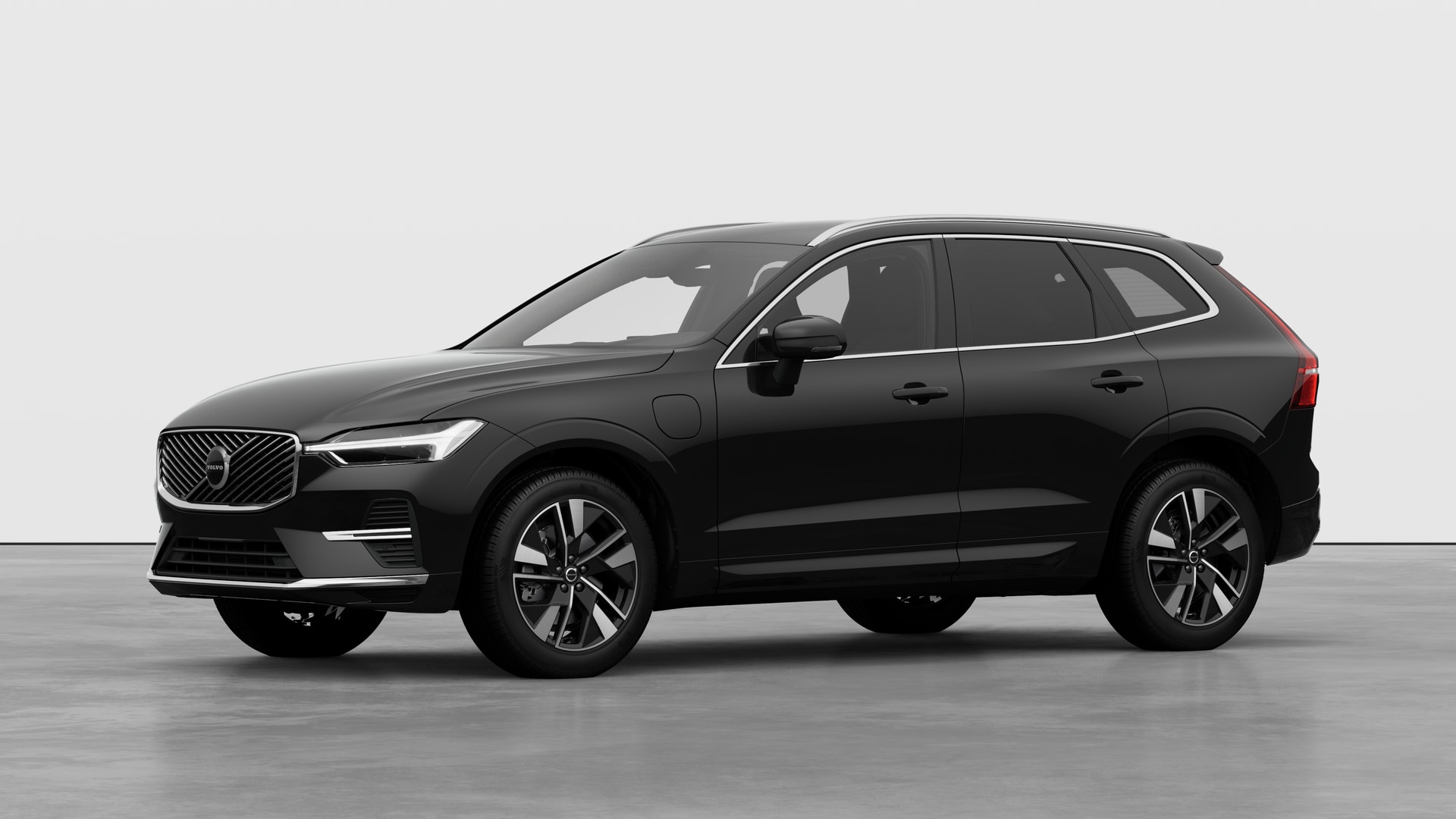 Extérieur d’une Volvo vue de trois quarts, arrière-plan uni d’un studio.