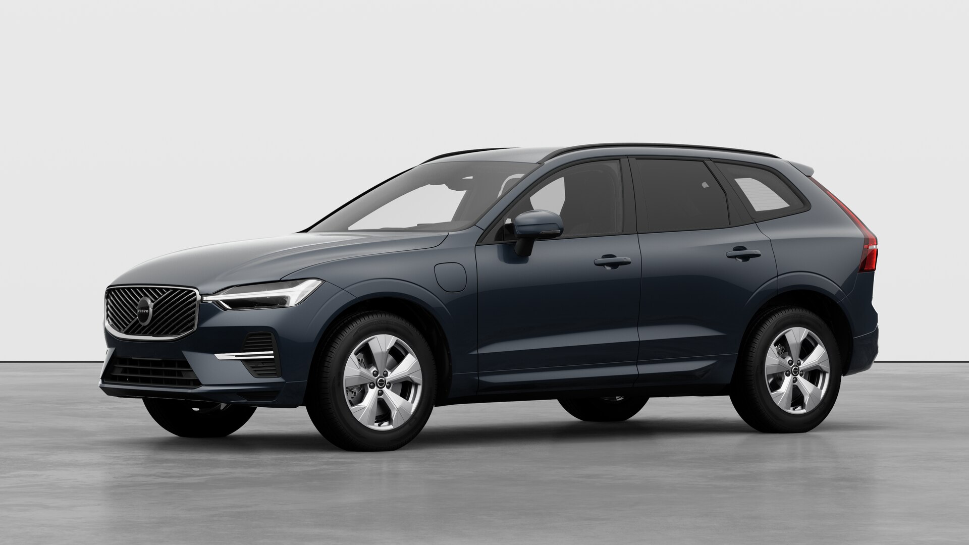 Extérieur d’une Volvo vue de trois quarts, arrière-plan uni d’un studio.