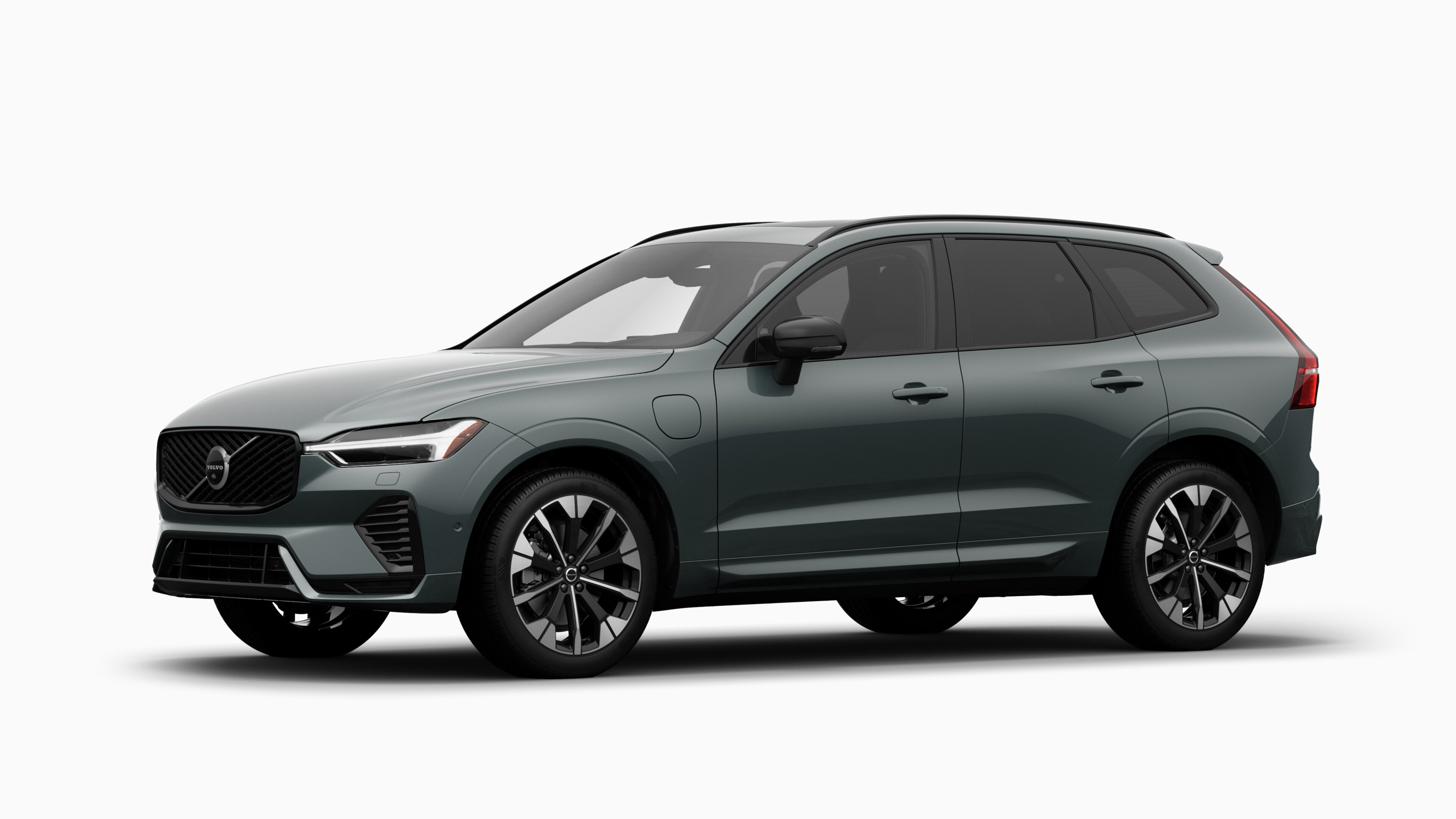 L’extérieur d’une voiture Volvo vue de trois quarts, sur un fond de studio uni.