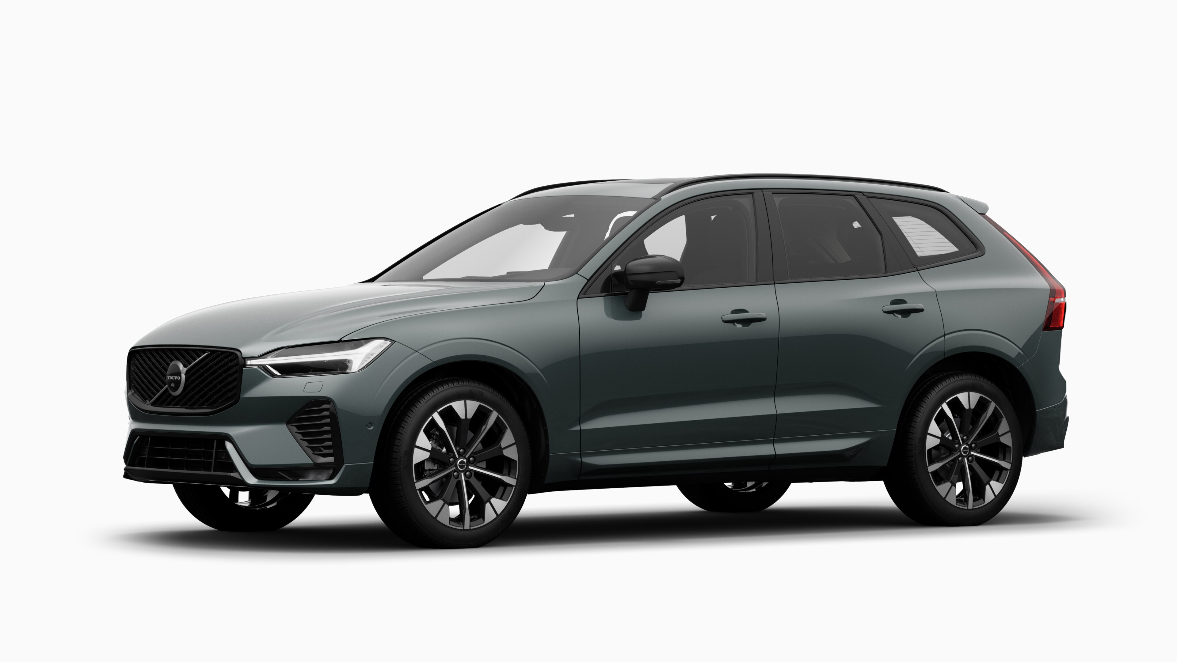 Экстерьер автомобиля Volvo в три четверти, однотонный студийный фон.