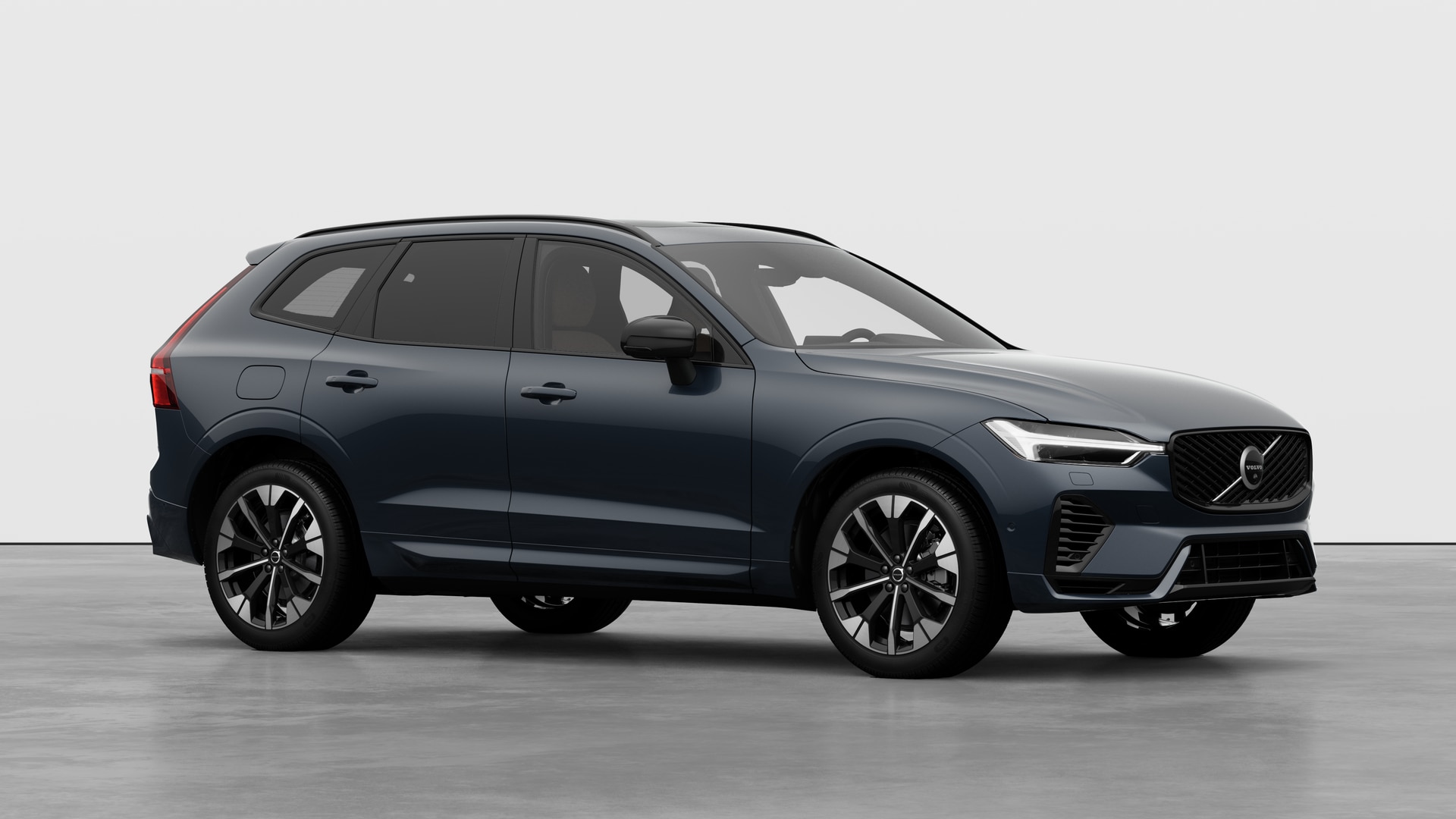 Extérieur d’une Volvo, vue de trois quarts sur un fond de studio uni.