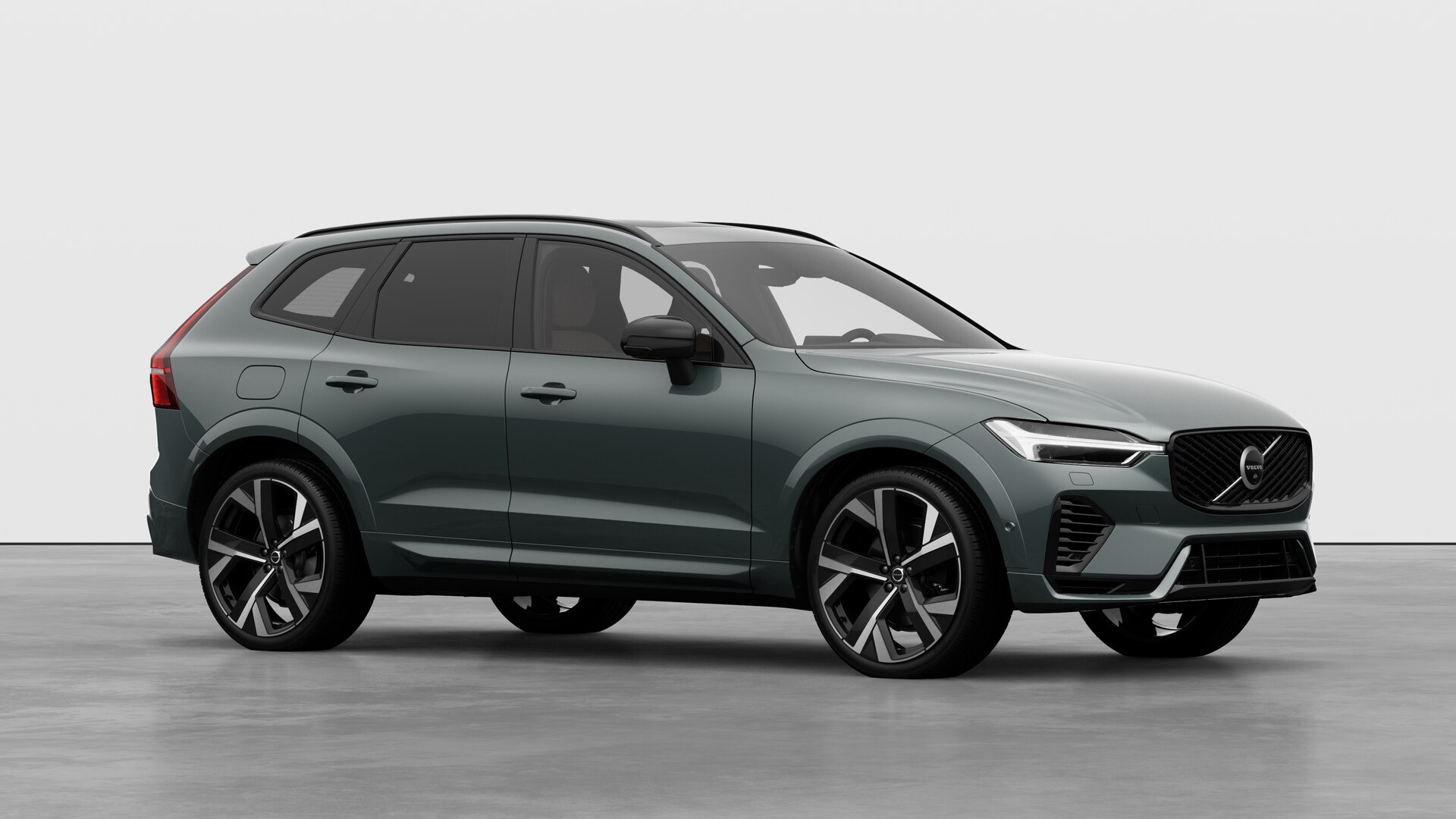 Extérieur d’une Volvo, vue de trois quarts sur un fond de studio uni.
