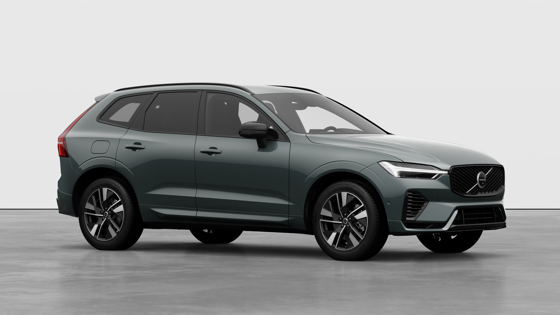 Extérieur d’une Volvo, vue de trois quarts sur un fond de studio uni.