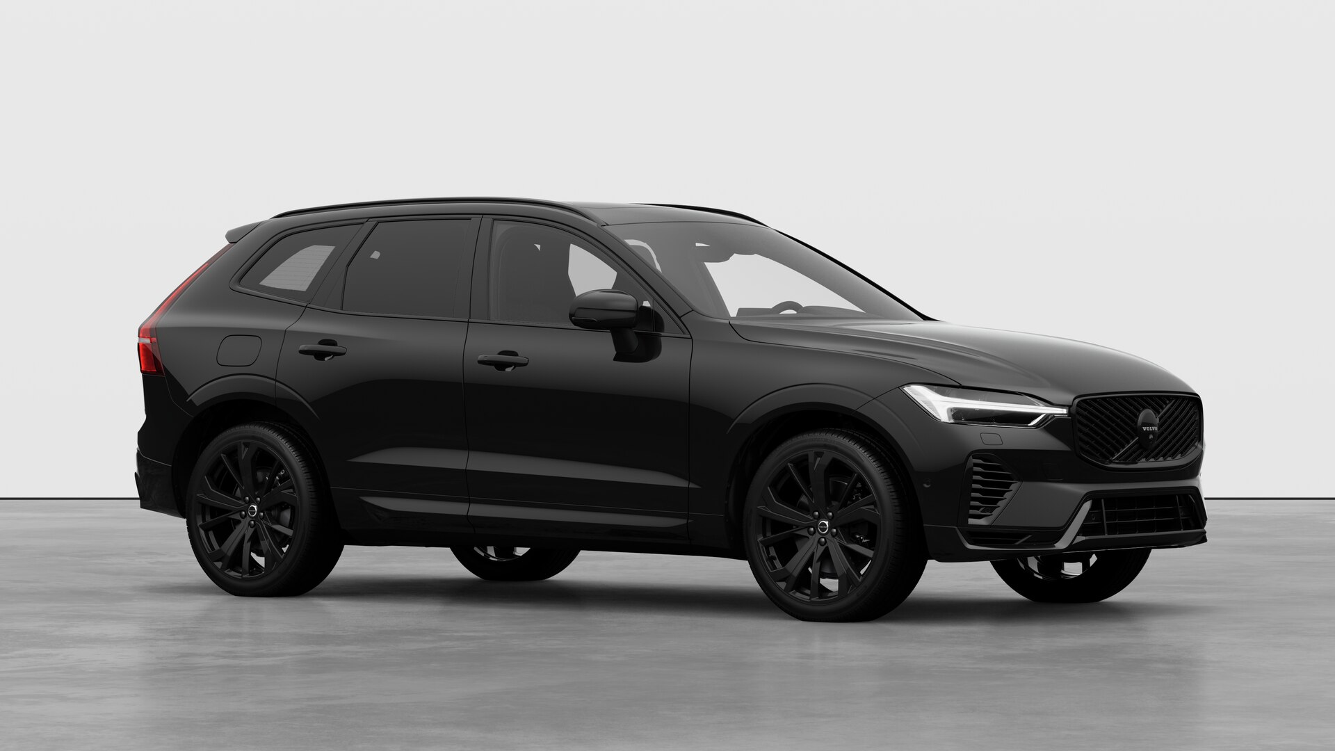 Extérieur d’une Volvo, vue de trois quarts sur un fond de studio uni.