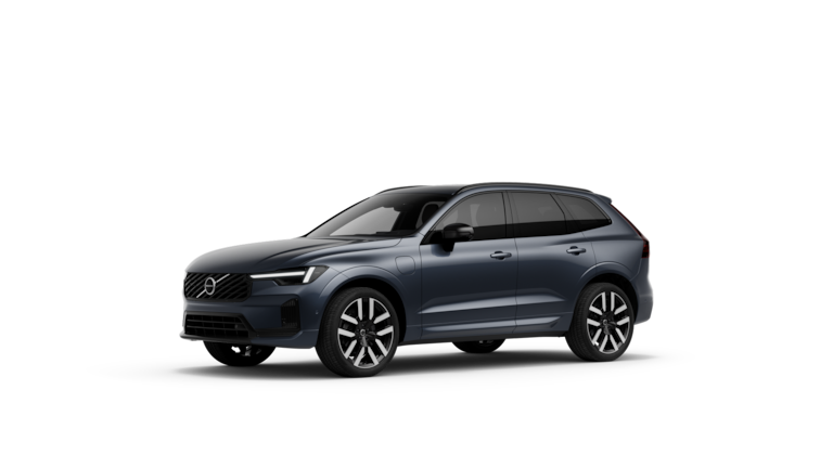 Driekwart aanzicht van de buitenkant van een Volvo in een effen studioachtergrond.