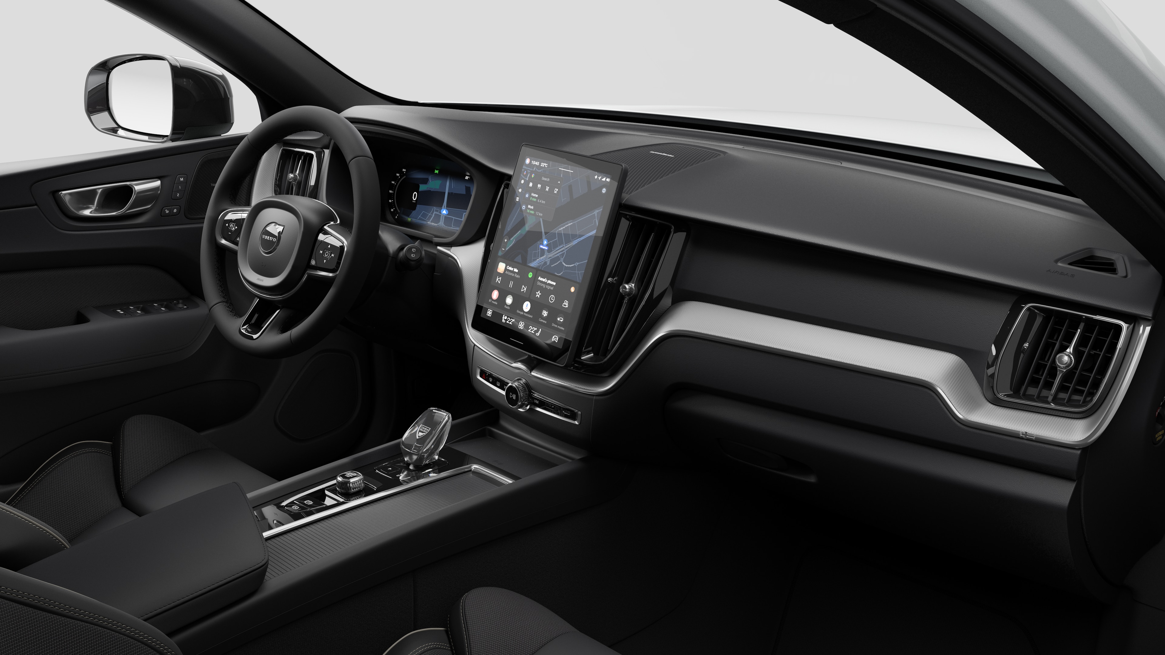 Innenansicht eines Volvo mit Armaturenbrett, Lenkrad, Mittelkonsole und digitalem Bildschirm in einem schlichten Studiohintergrund.