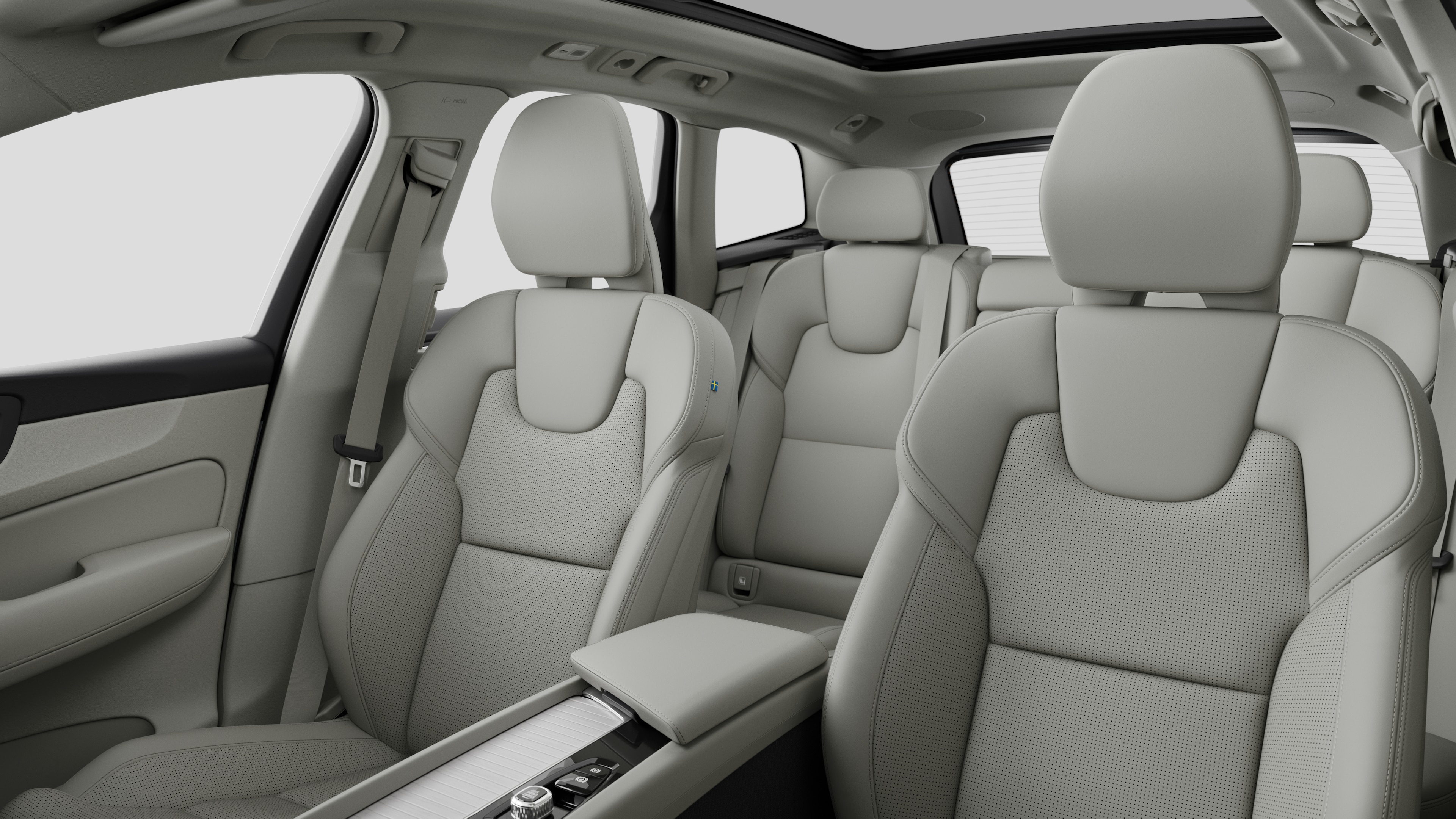 Interieur van de Volvo met de passagiersstoelen achteraan en de middenconsole op een effen studioachtergrond.