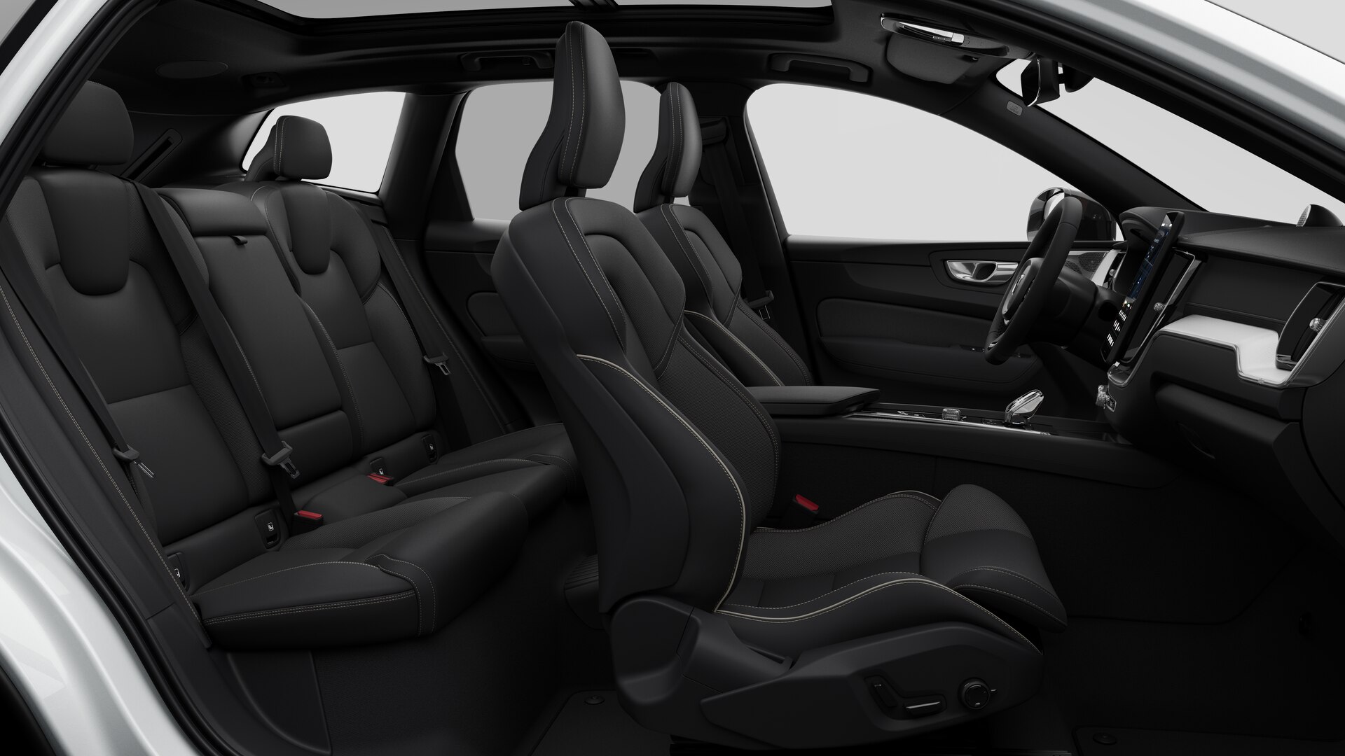 Vue latérale de l’intérieur d’une Volvo montrant les sièges avant, les sièges passager arrière, le volant, le tableau de bord et la console centrale, sur fond de studio.