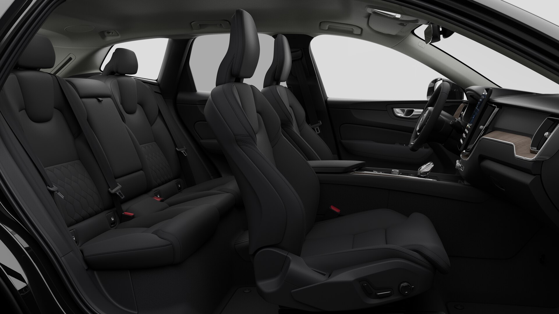 Vue latérale de l’intérieur d’une Volvo montrant les sièges avant, les sièges passager arrière, le volant, le tableau de bord et la console centrale, sur fond de studio.