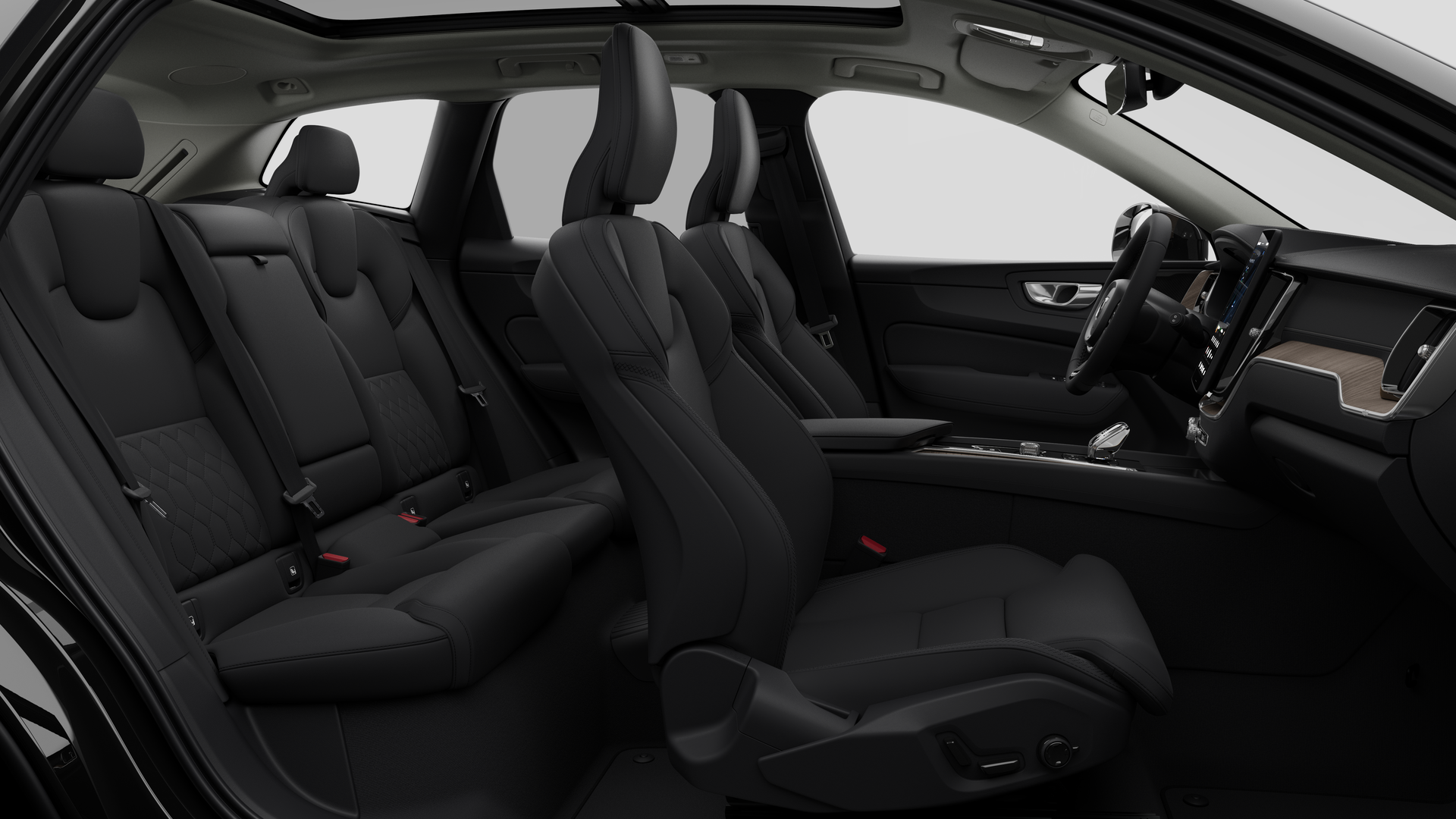 Vue latérale de l’intérieur d’une Volvo montrant les sièges avant, les sièges passager arrière, le volant, le tableau de bord et la console centrale, sur fond de studio.