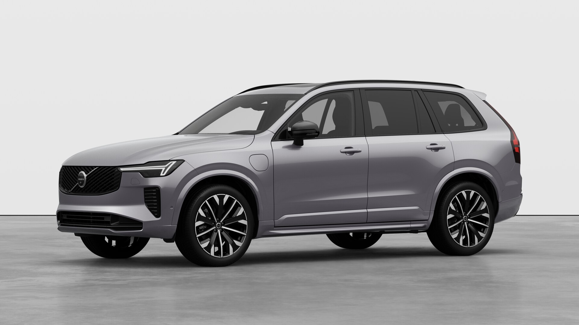 Extérieur d’une Volvo vue de trois quarts, arrière-plan uni d’un studio.