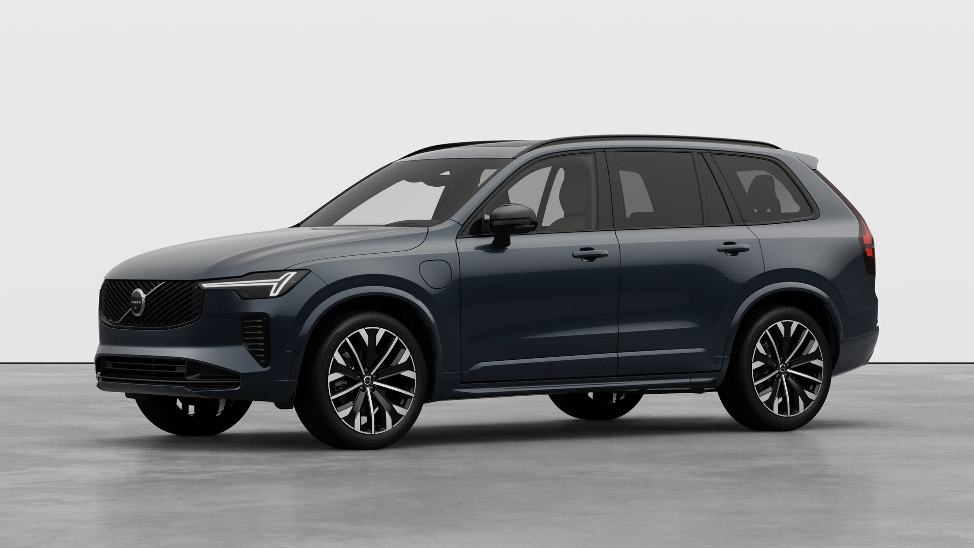 Extérieur d’une Volvo vue de trois quarts, arrière-plan uni d’un studio.