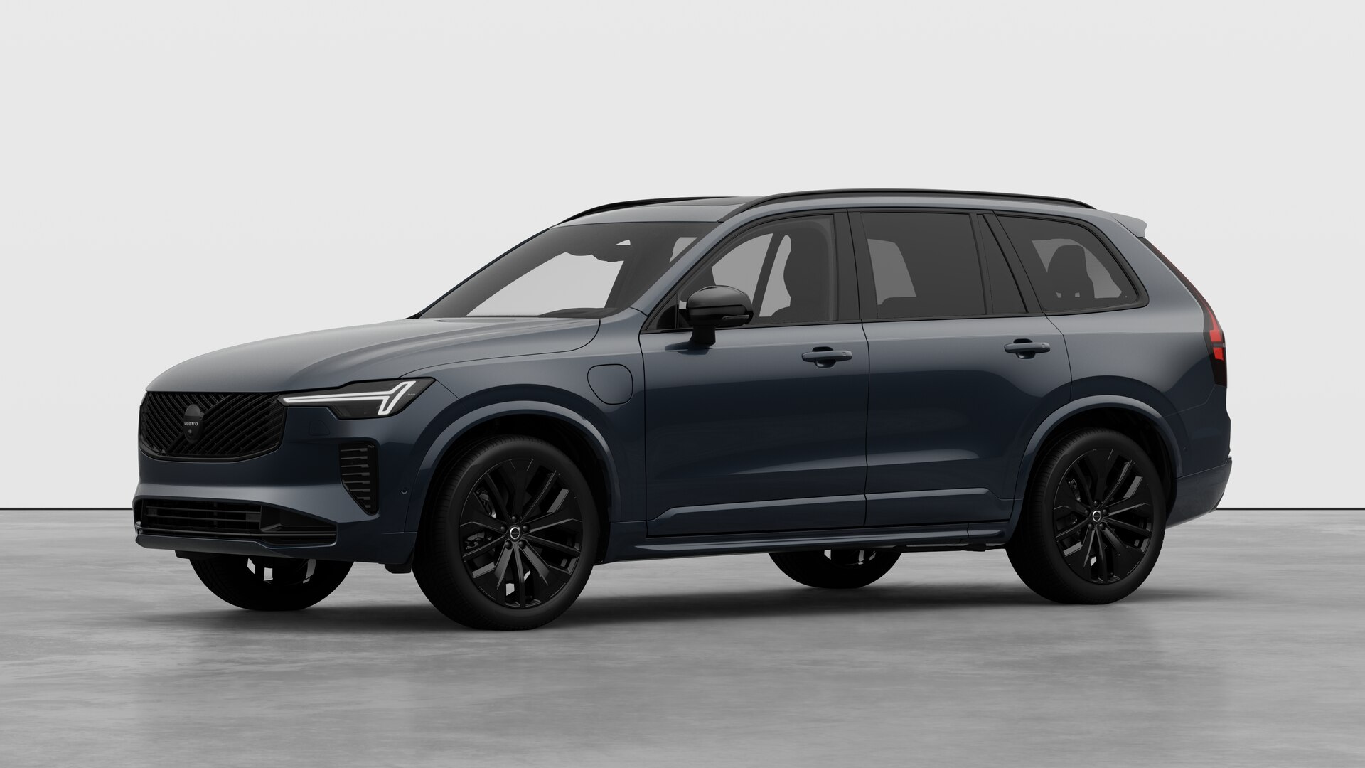Extérieur d’une Volvo vue de trois quarts, arrière-plan uni d’un studio.