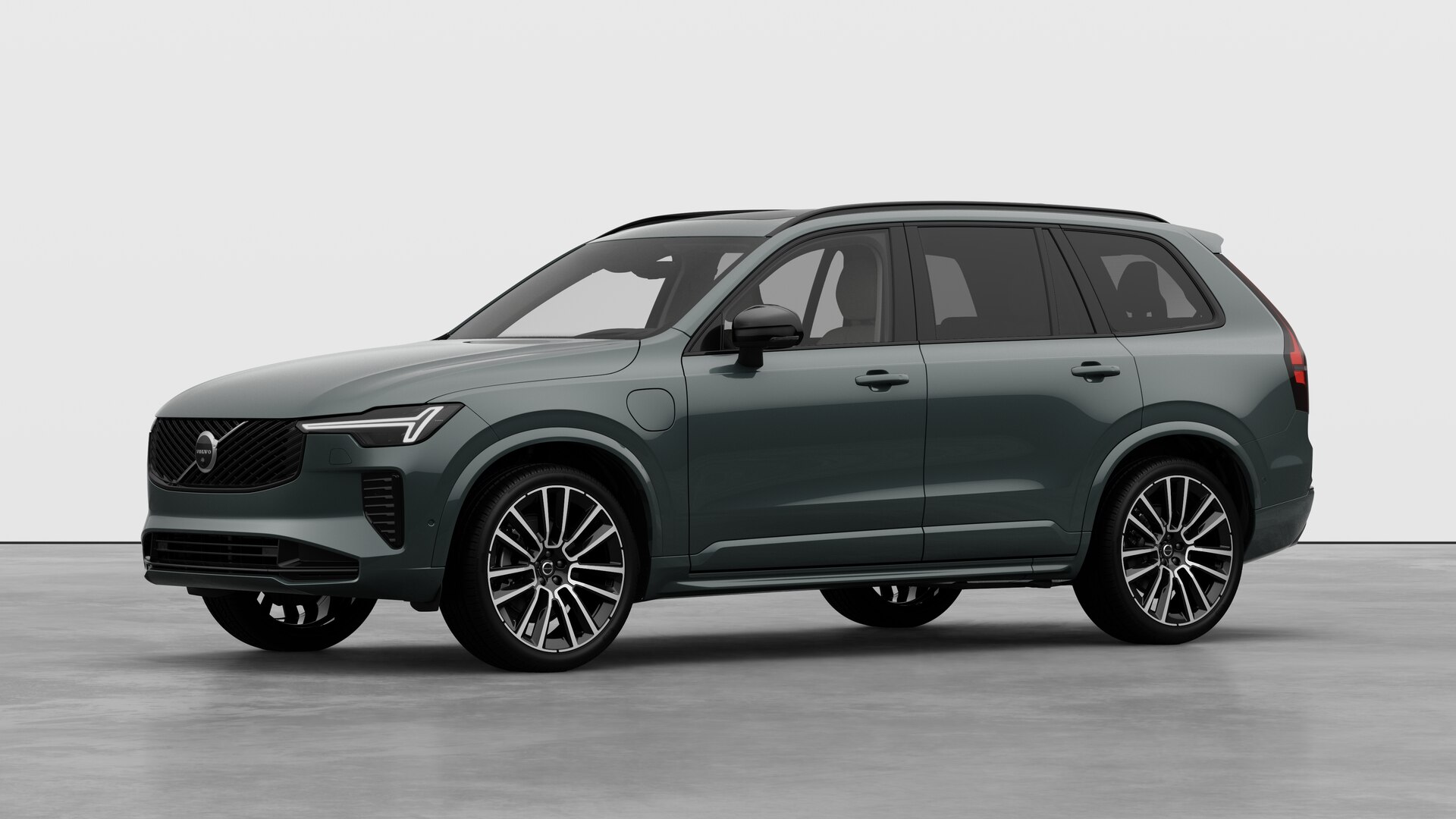 Extérieur d’une Volvo vue de trois quarts, arrière-plan uni d’un studio.