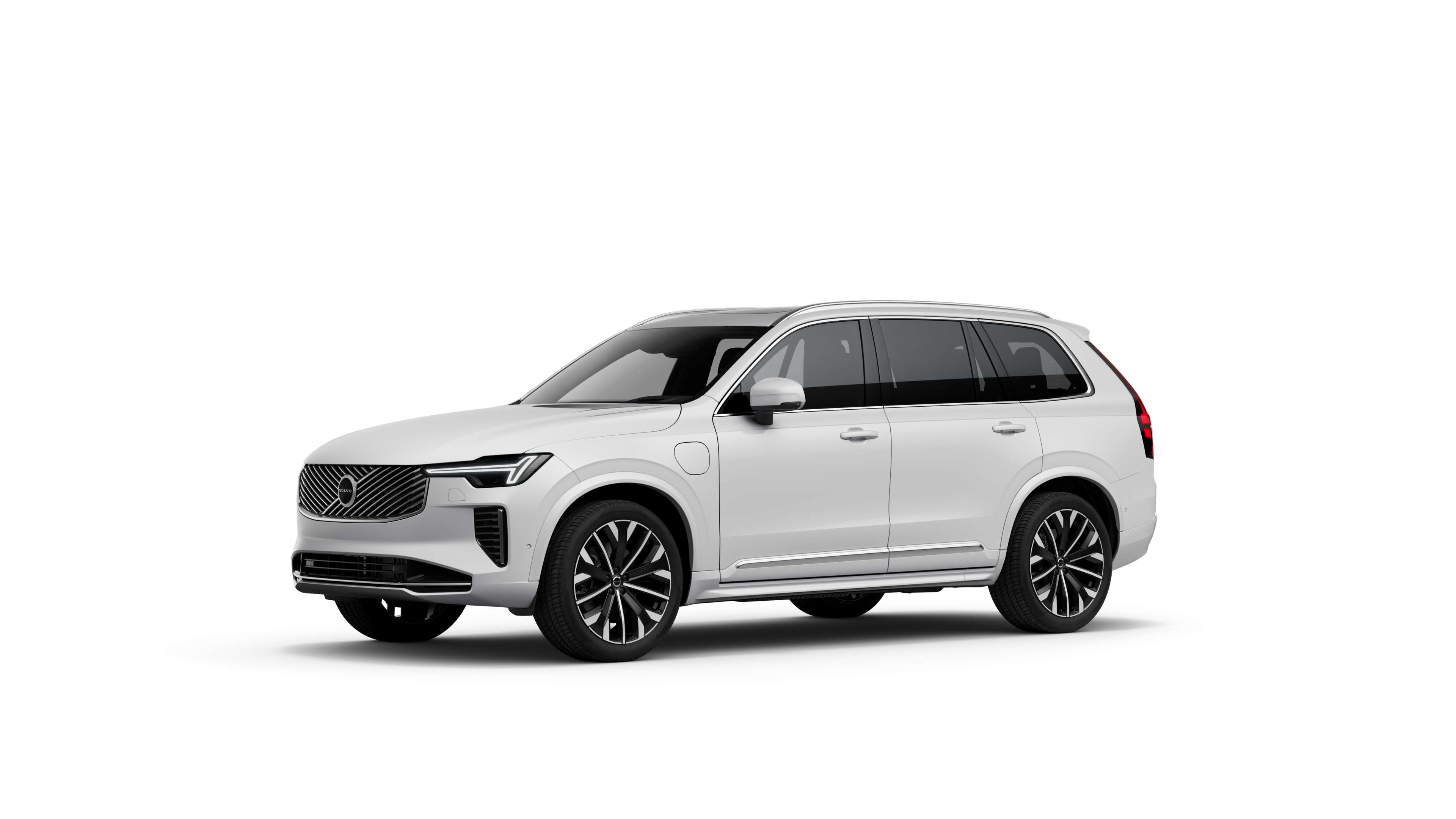 Dreiviertelansicht des Volvo Fahrzeugs vor dem Hintergrund eines schlichten Studios.