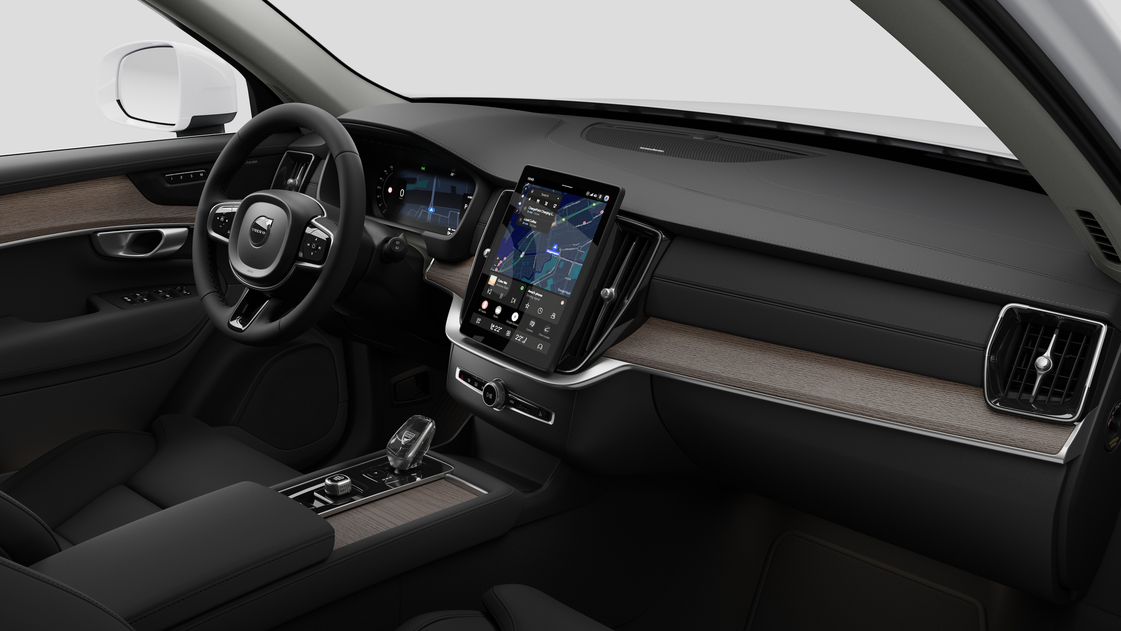 Sisäkuva Volvo -autosta, jossa näkyy kojelauta, ohjauspyörä, keskikonsoli ja digitaalinen näyttö tavallisella studiotaustalla.