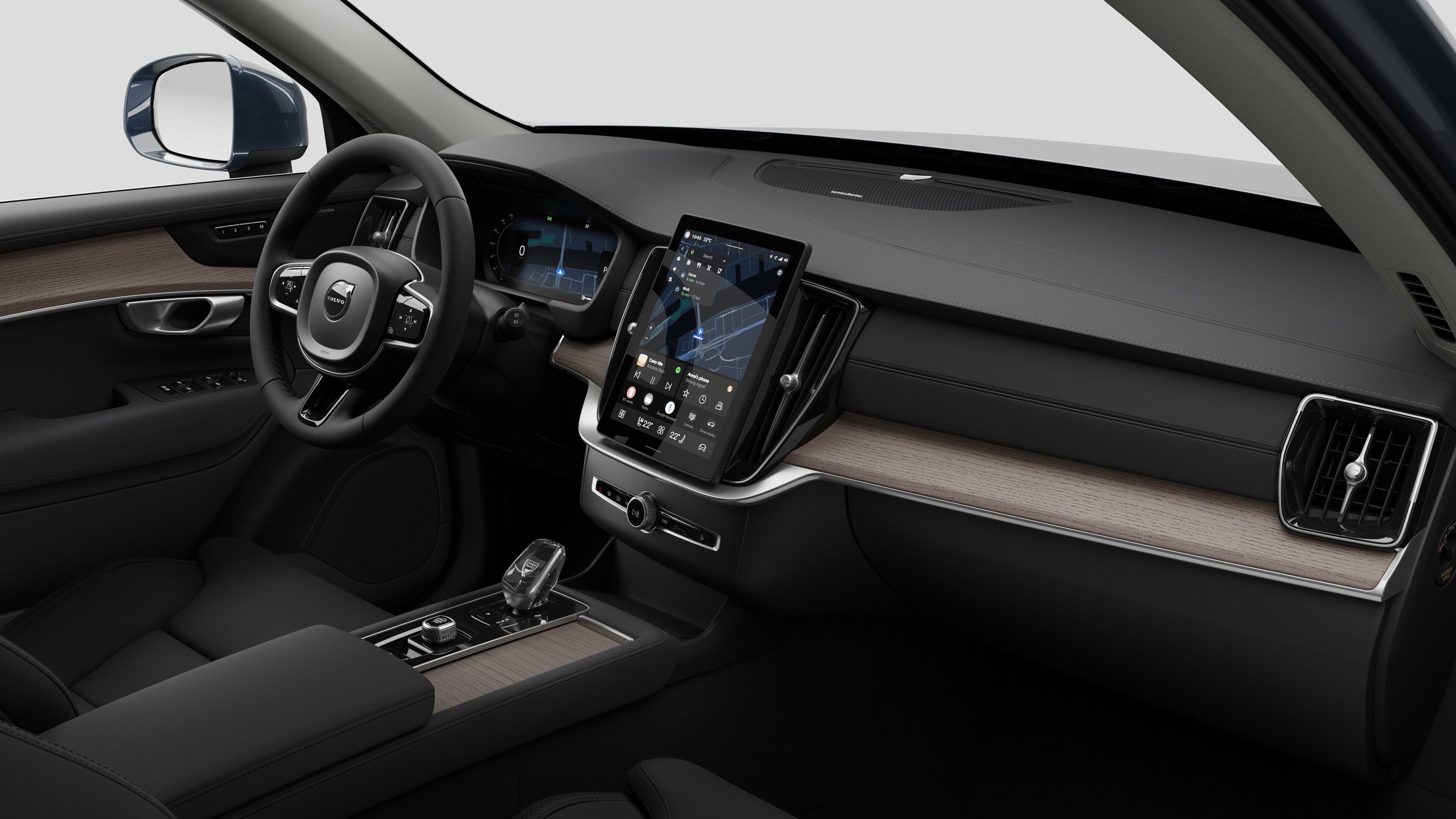 Vista interna di un'auto Volvo che mostra il cruscotto, il volante, la console centrale e lo schermo digitale sullo sfondo di uno studio.